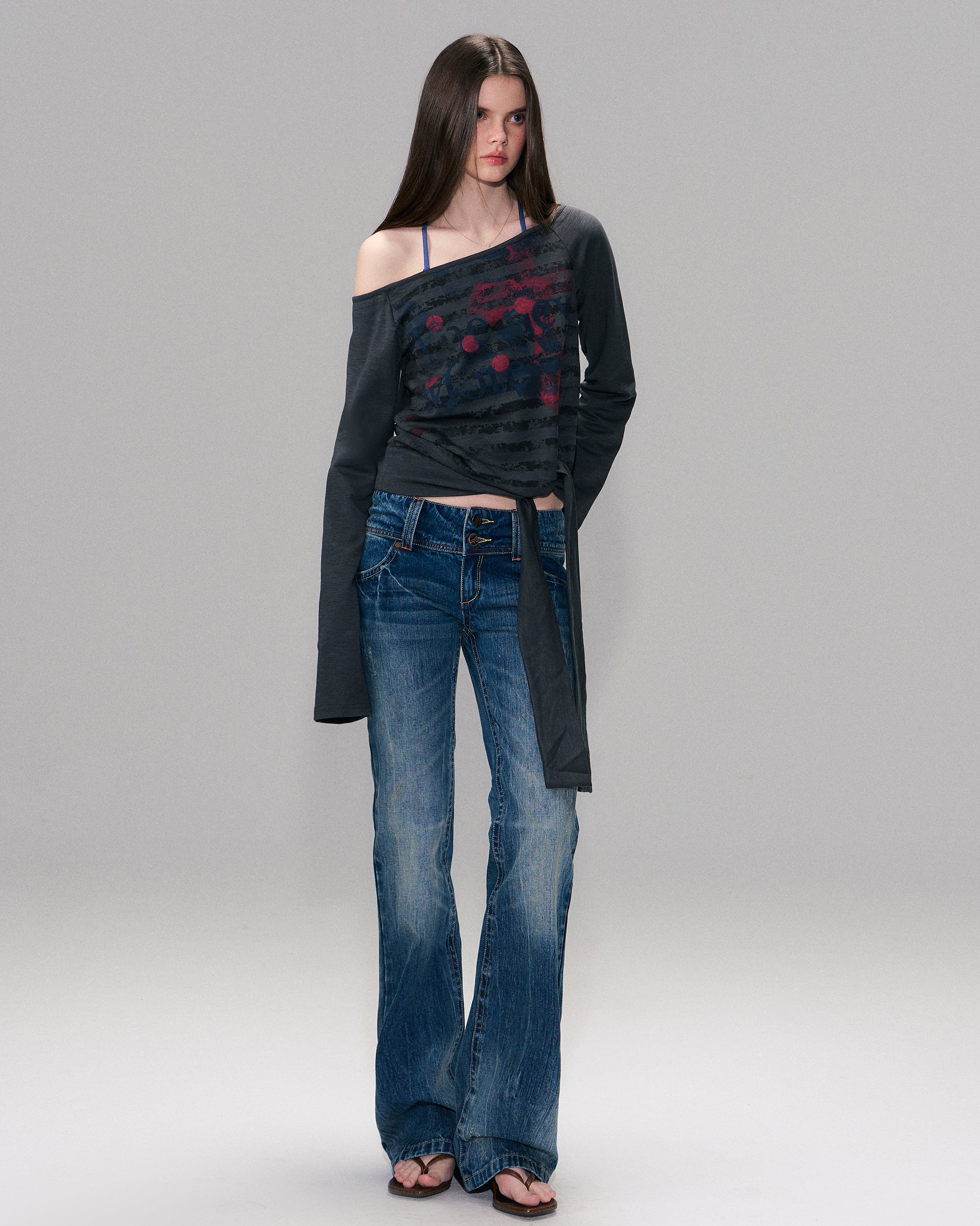 THE NEVERMORE Washed Cross-Back Slim Flared Jeans