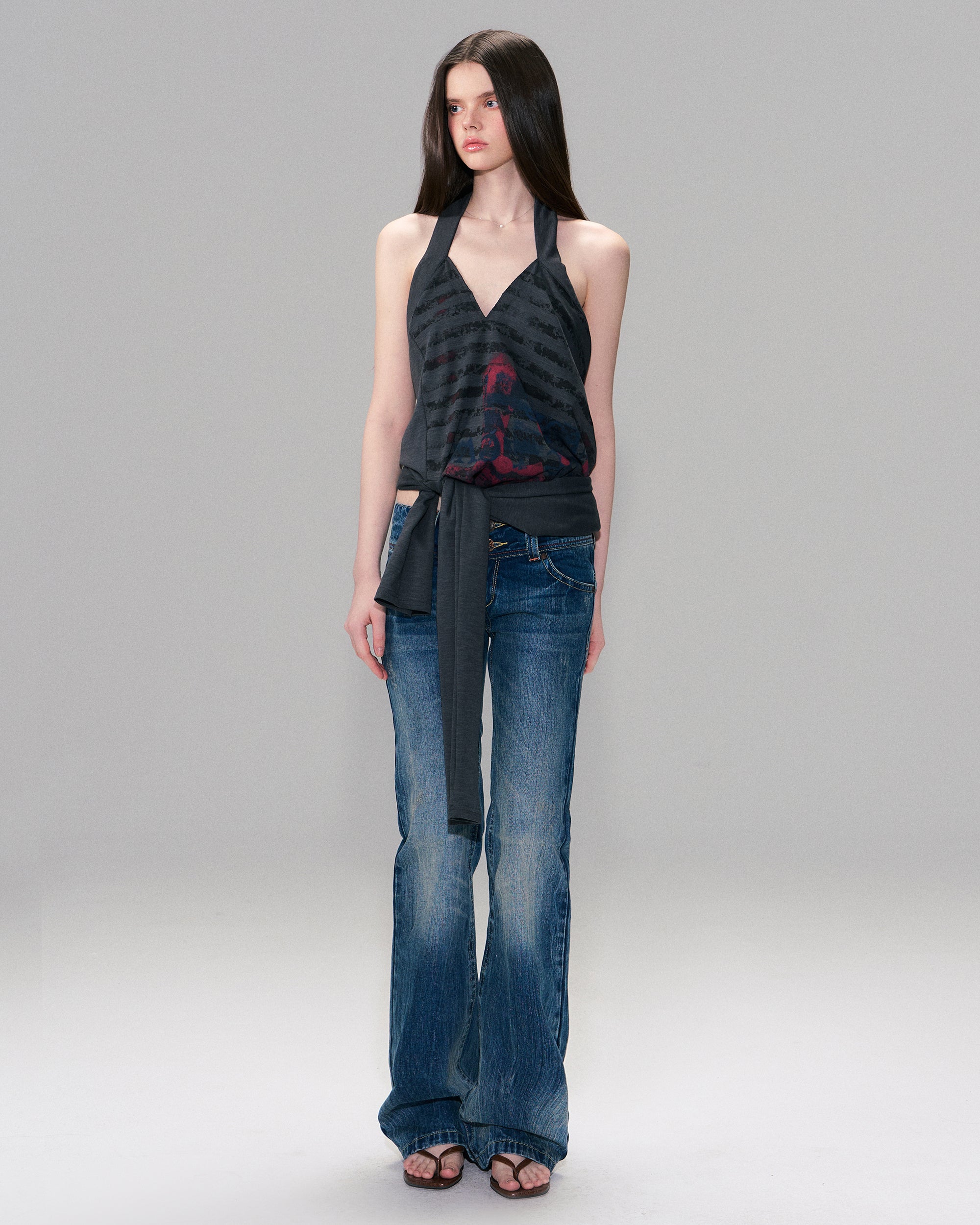 THE NEVERMORE Washed Cross-Back Slim Flared Jeans