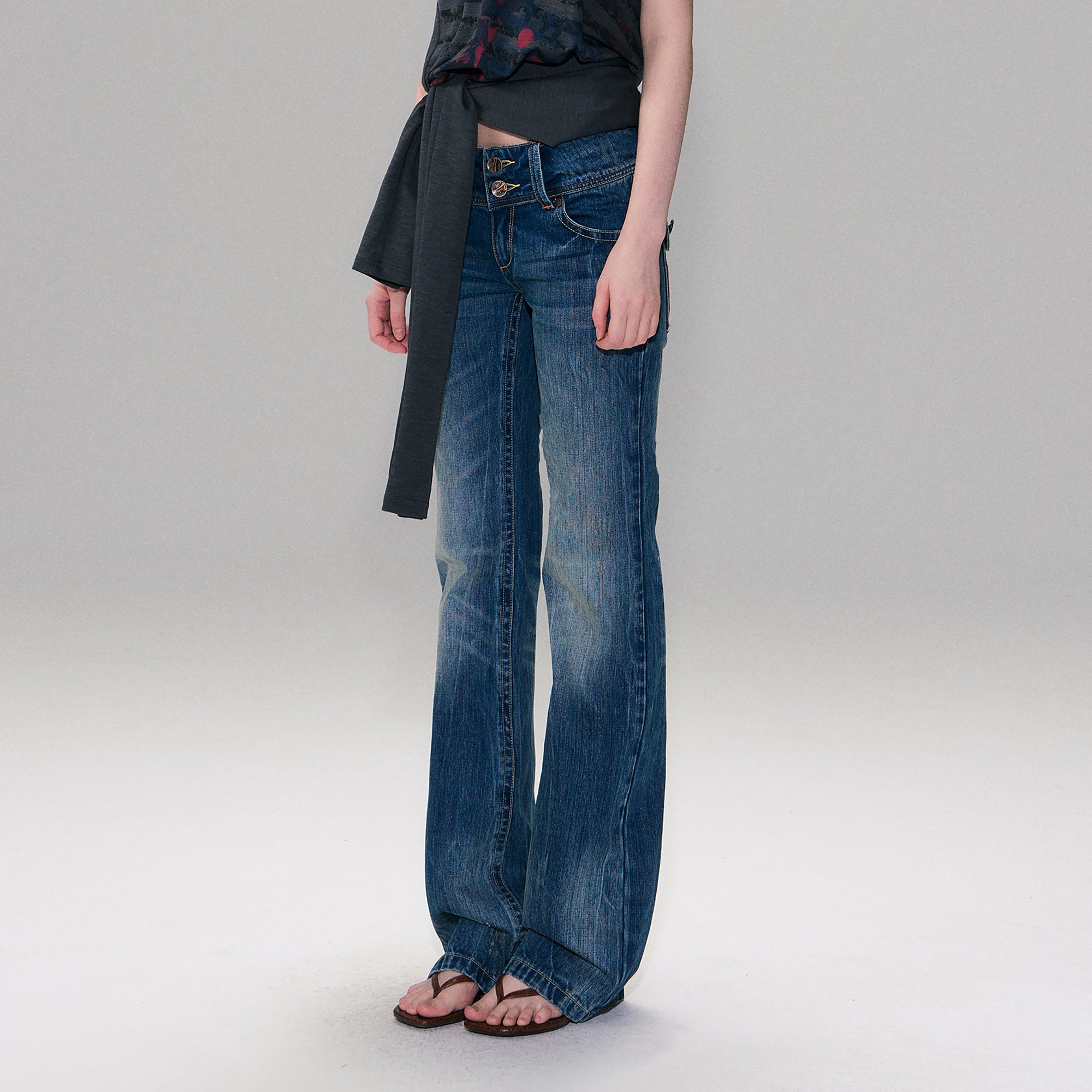 THE NEVERMORE Washed Cross-Back Slim Flared Jeans