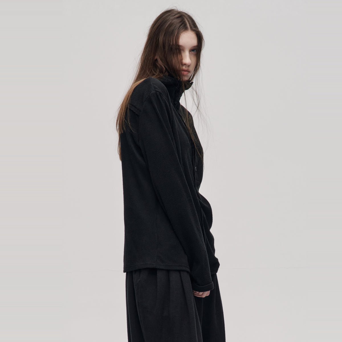ILNya Nieternite Nifutur Deconstructed Stand-Collar Slim Long-Sleeve Tee — square · side