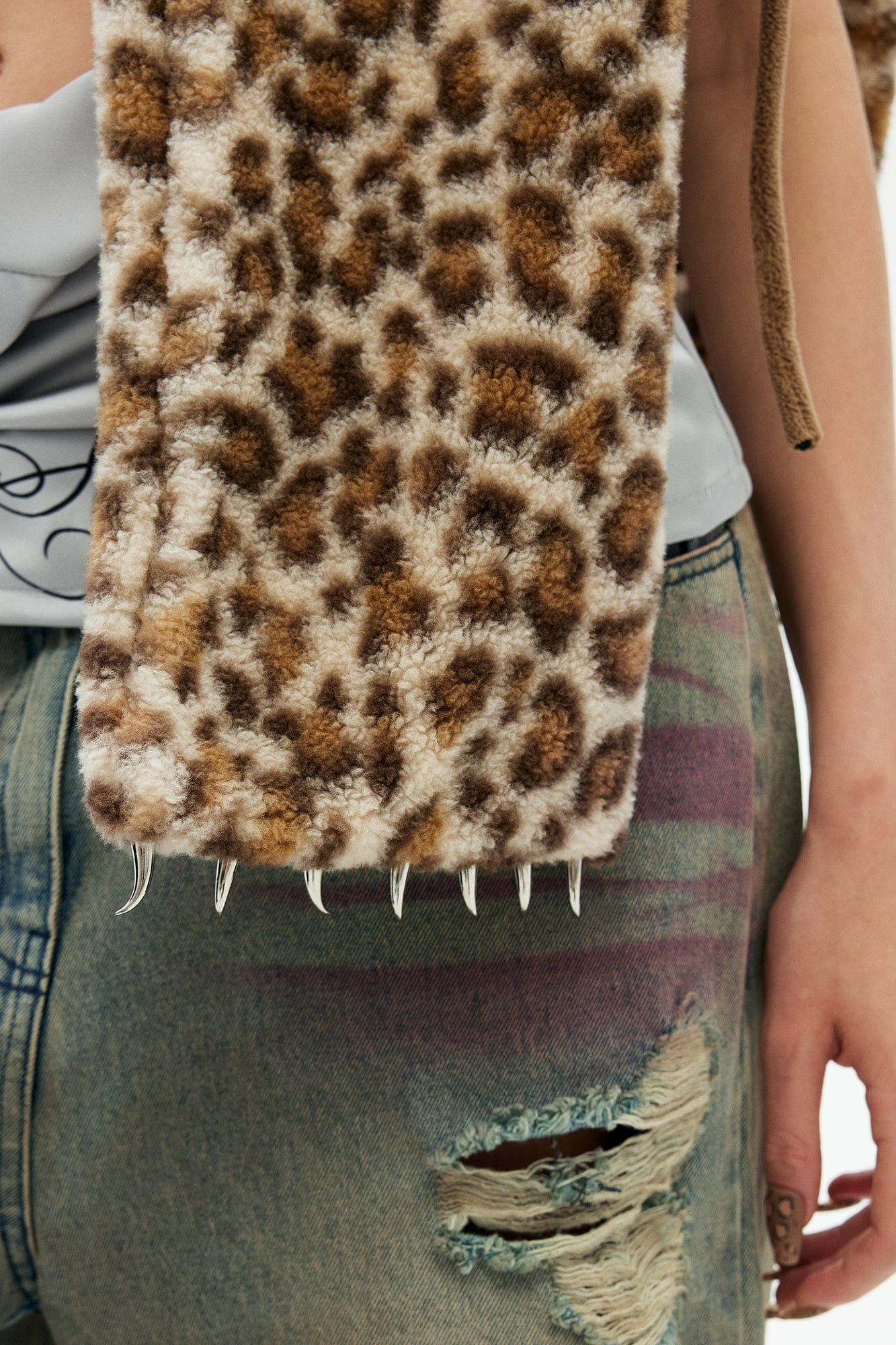 EMOHA Fuzzy Leopard Claw Scarf