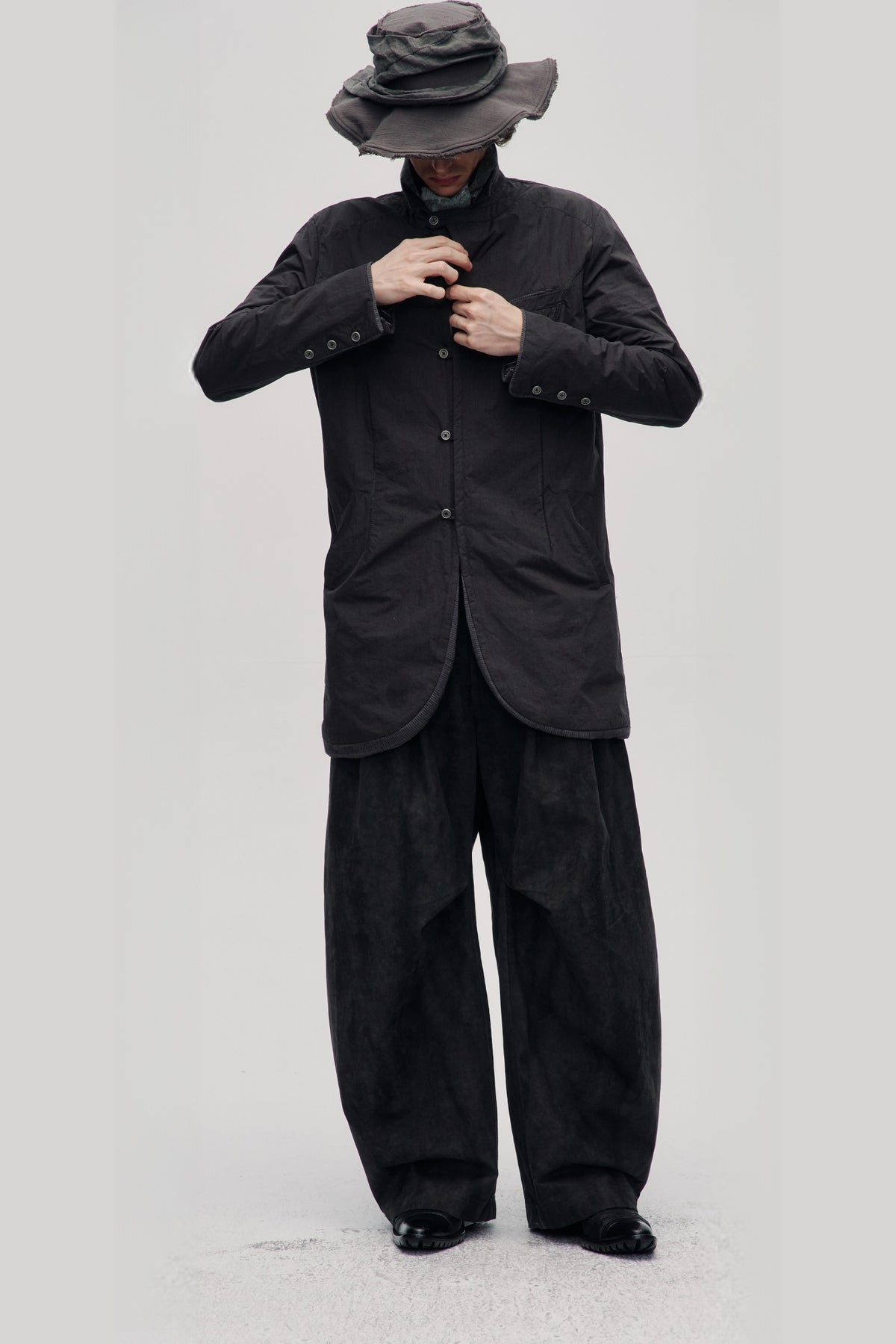 ILNya Nieternite Nifutur Frayed Raw-Edge Wide-Brim Structured Flat Top Hat — full body