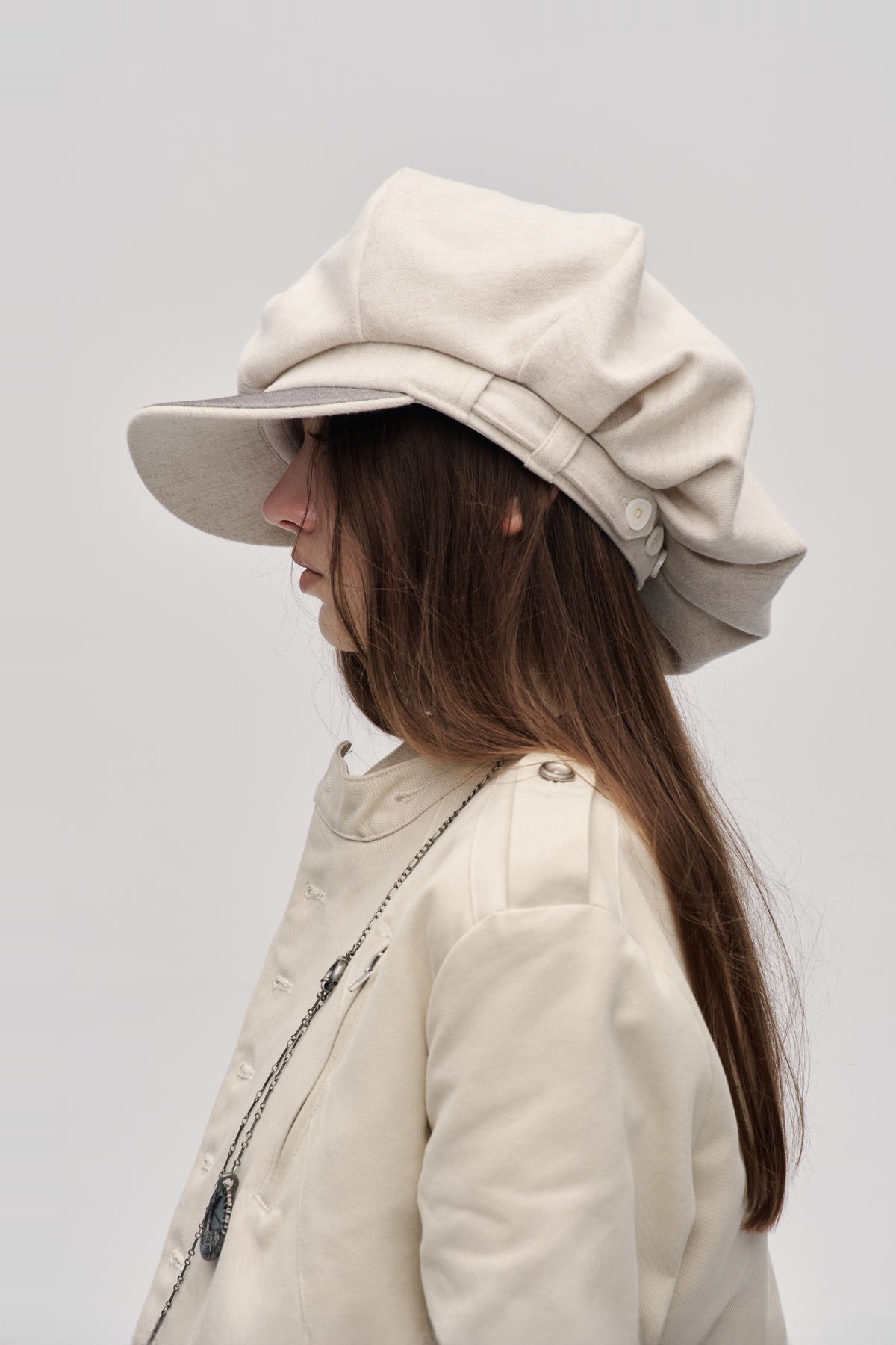 ILNya Nieternite Nifutur Retro Newsboy Cap — half body
