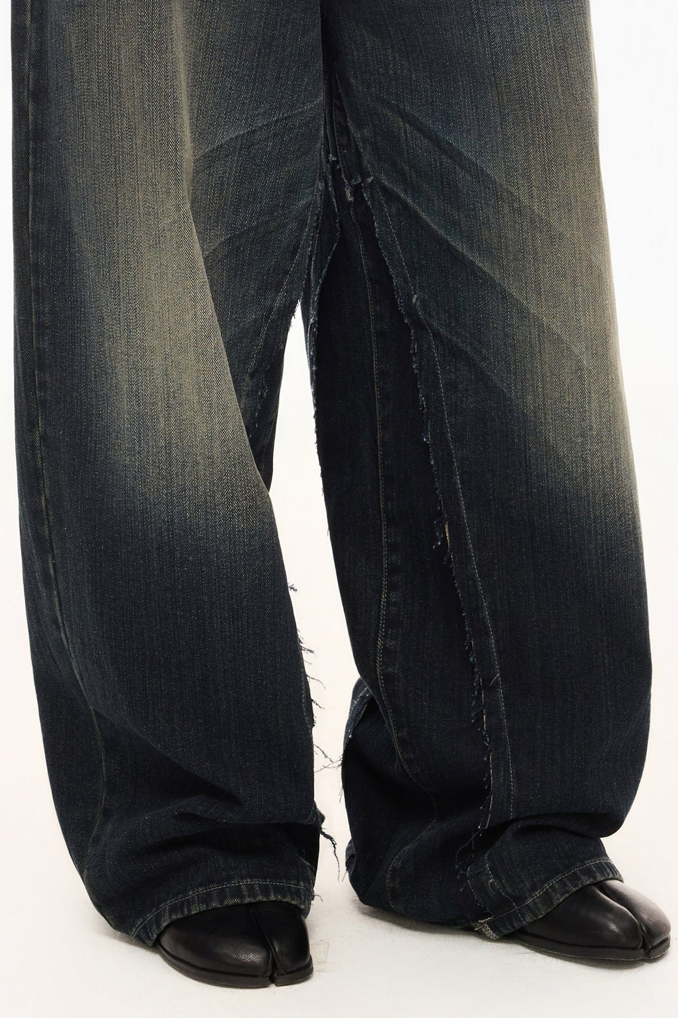 ARTIFICIAL WORLD Whiskered Washed Raw-Paneled Baggy Jeans