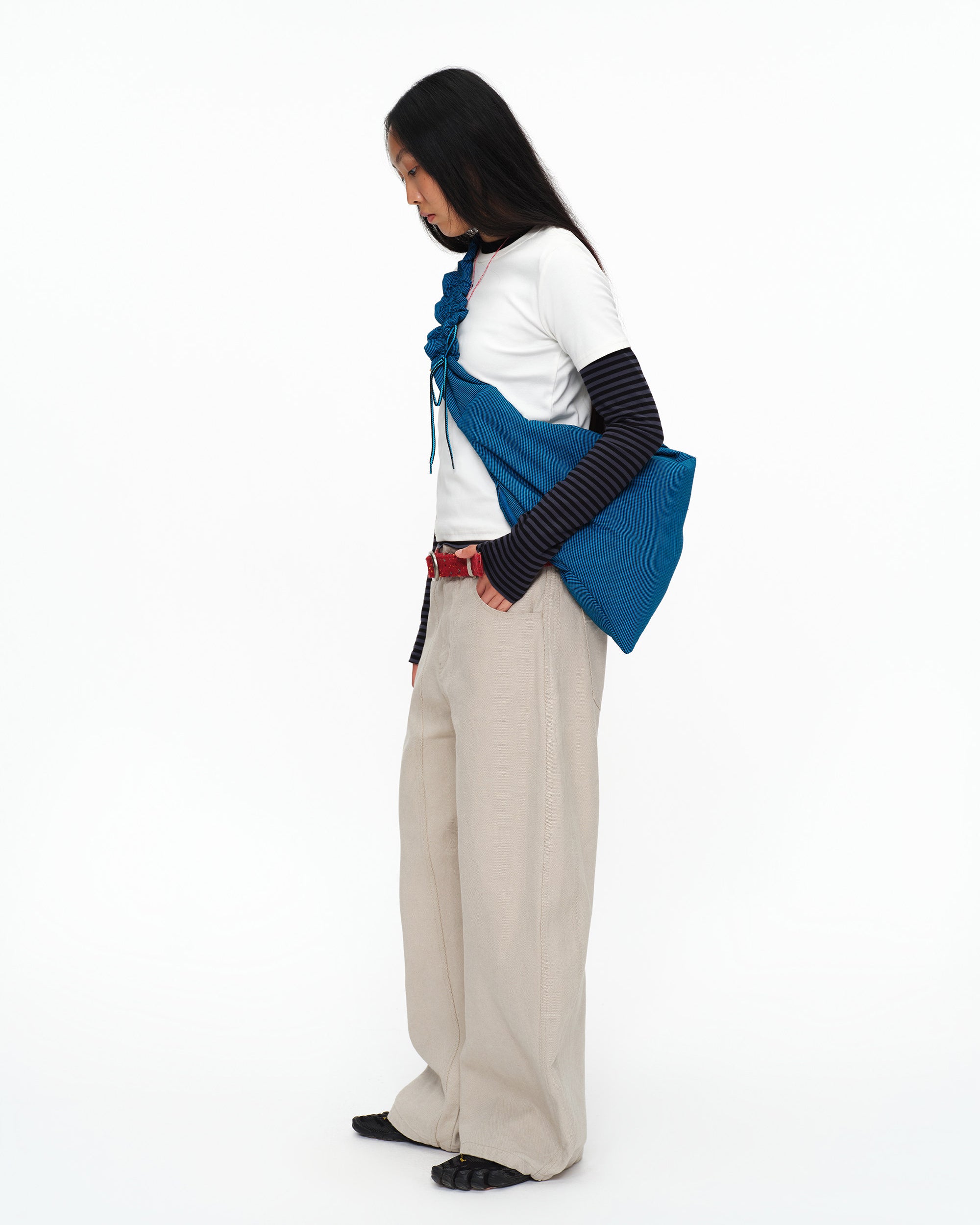 OINIMI Ruched Strap Triangle Sling Bag