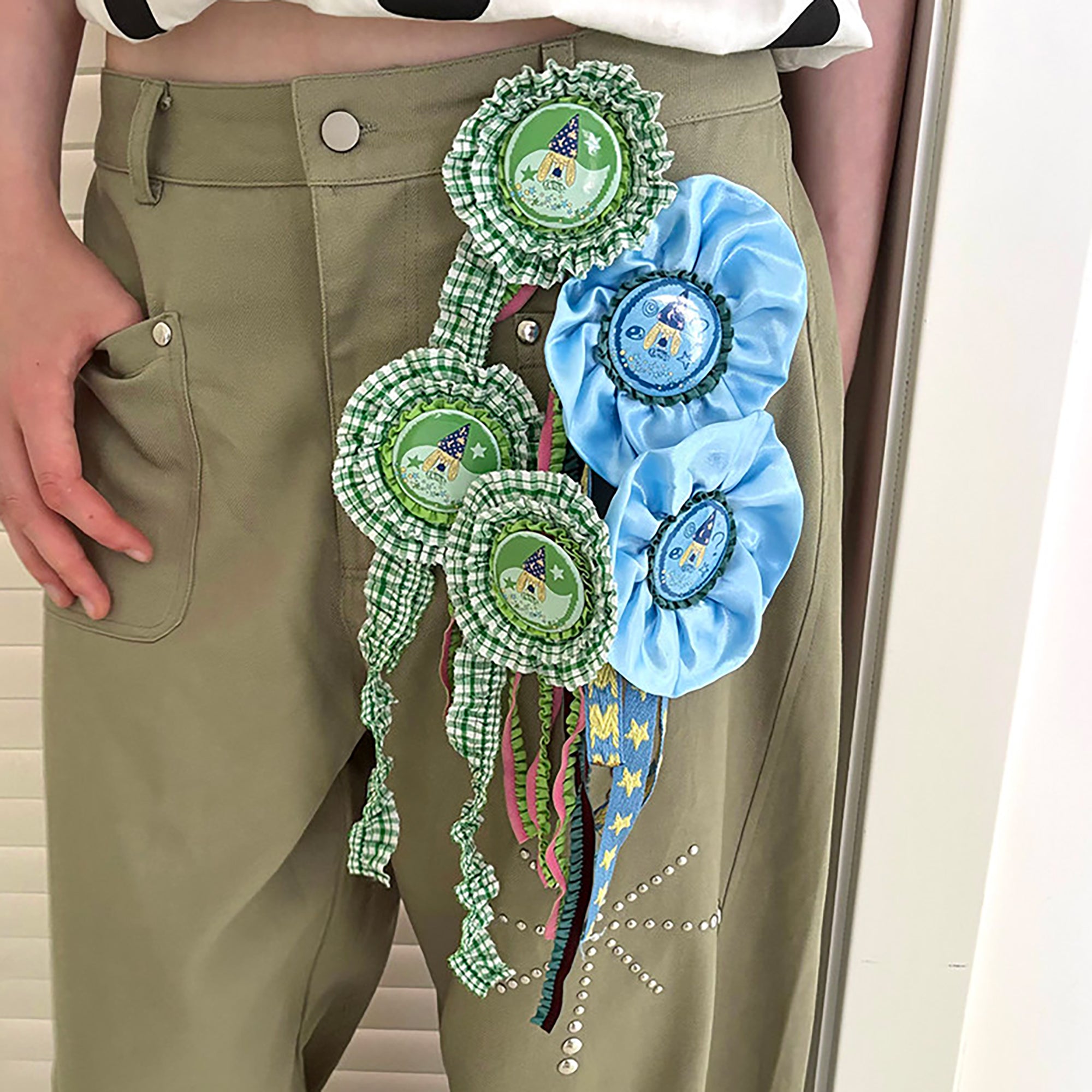 UNSOCIAL NIGHT Rosette Doggy Badge Broches