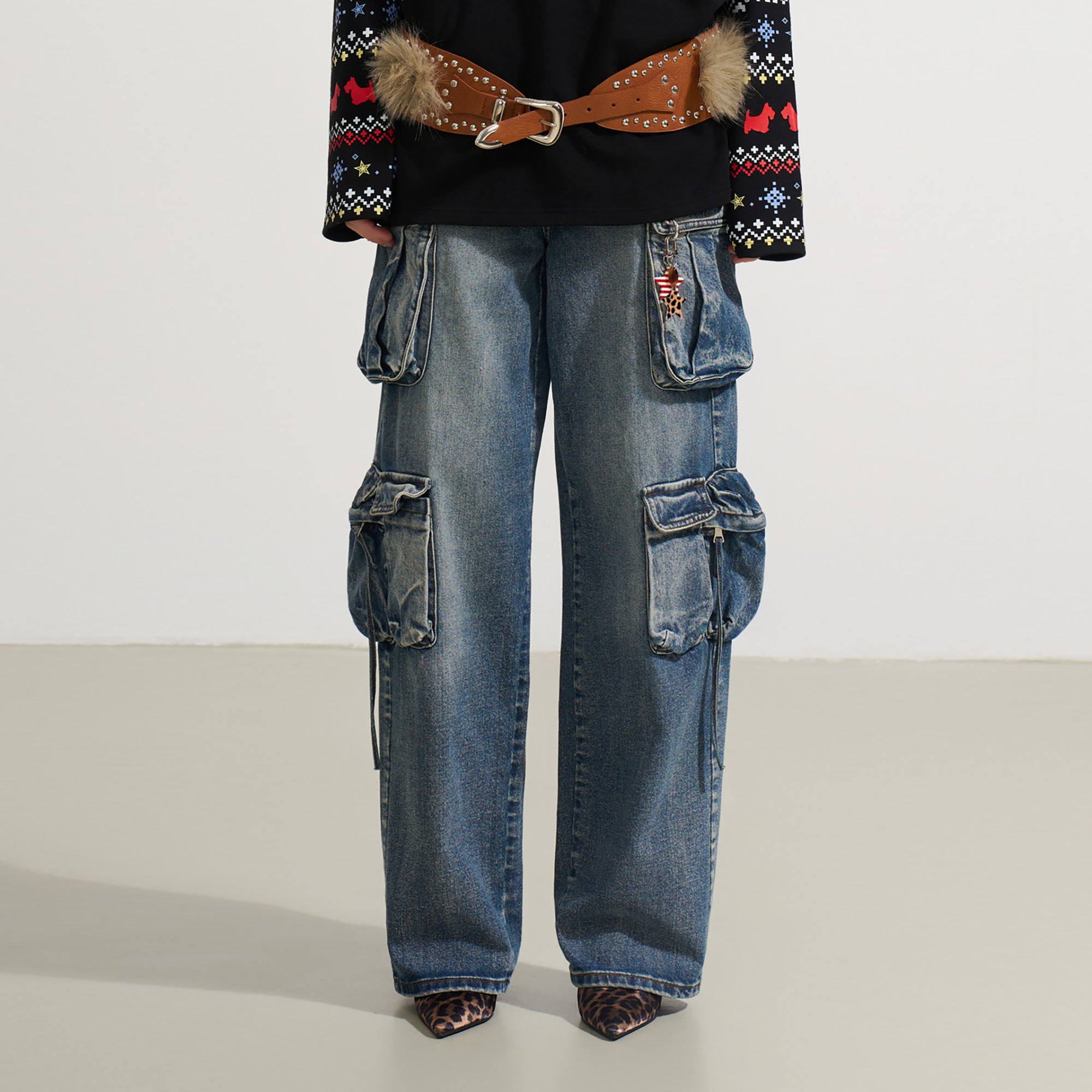 SOFITTE Multi-Pocket Star Pendant Relaxed Jeans