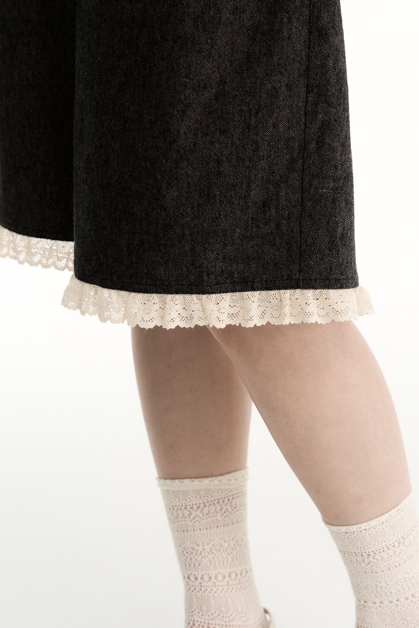 CONFUN Studded Lace-Hem Linen-Cotton Shorts