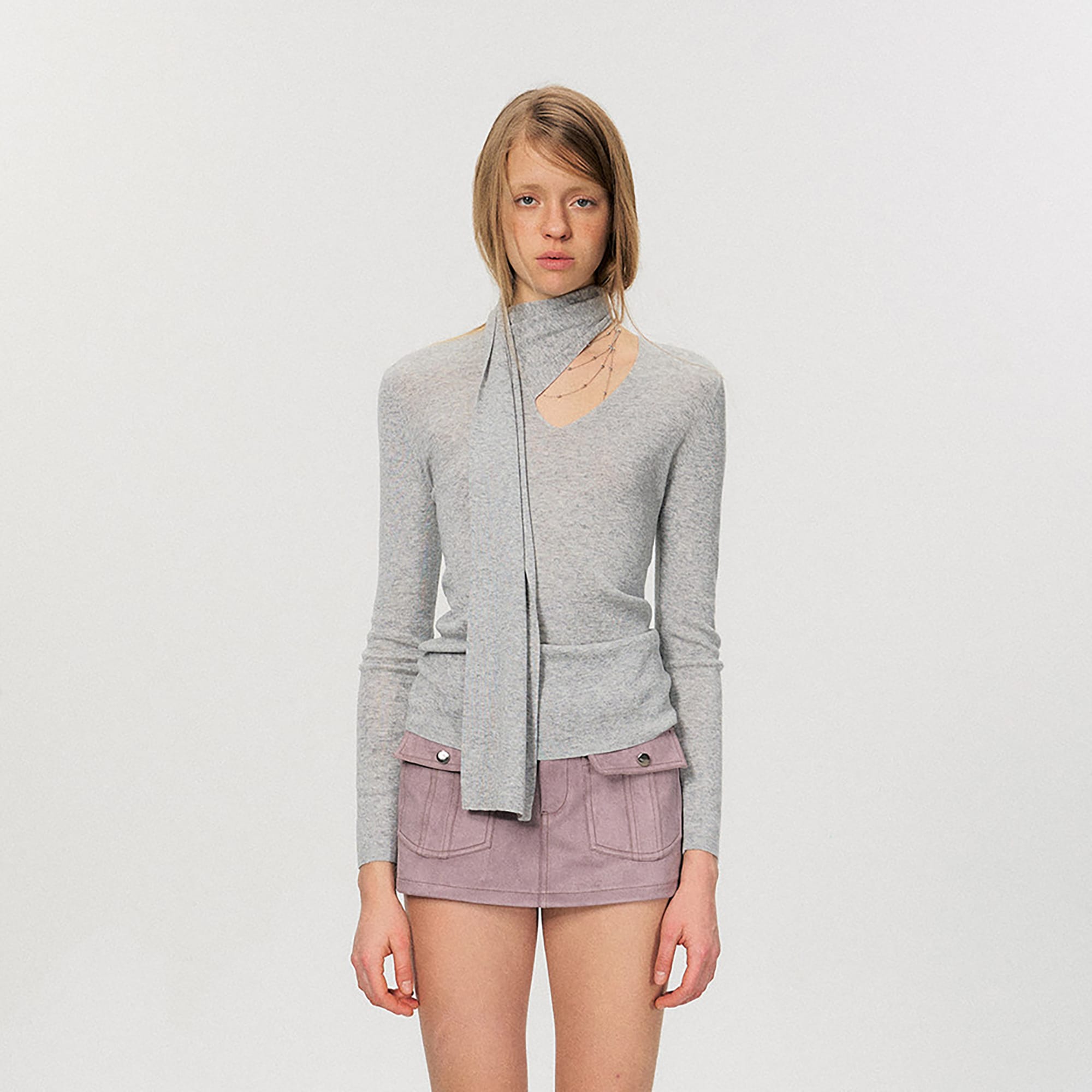 THE NEVERMORE Wool Scarf Cutout V-Neck Slim Top