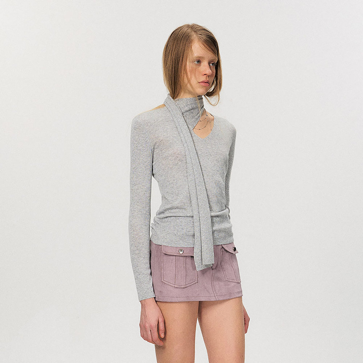 THE NEVERMORE Wool Scarf Cutout V-Neck Slim Top