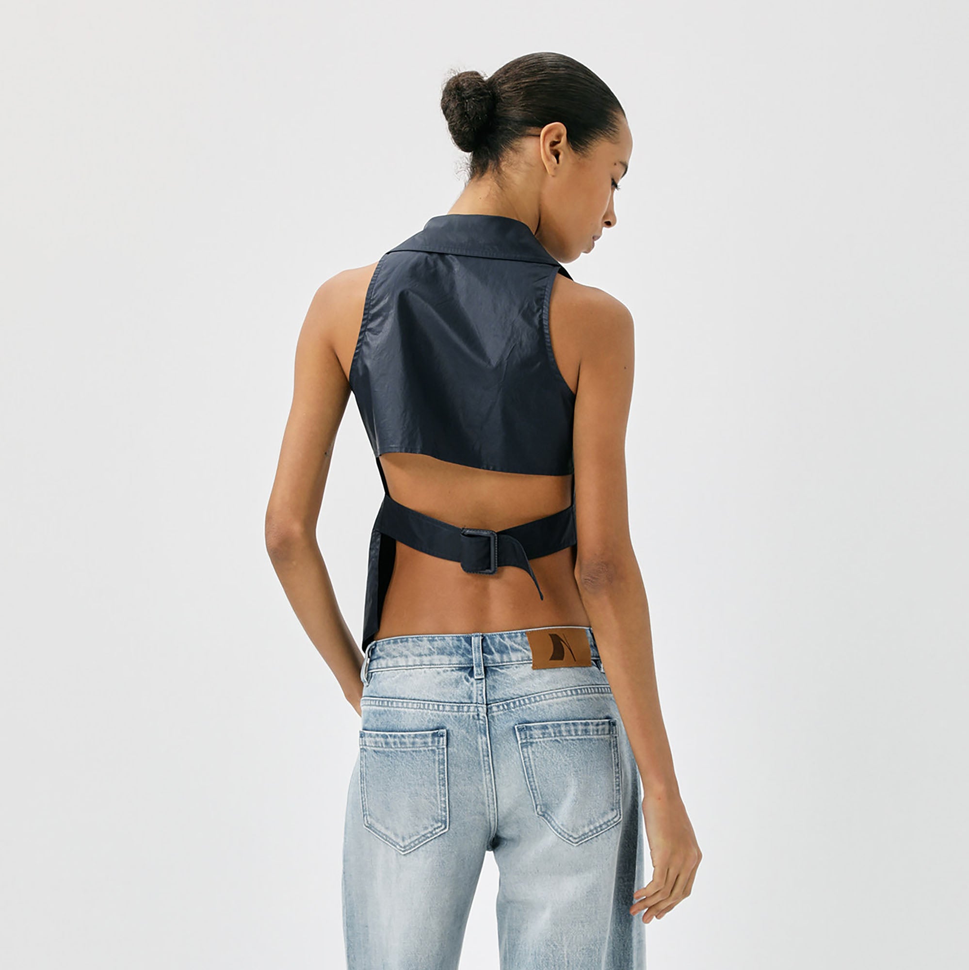 COMMAND N Coated Open-Back Buckle Sleeveless Shirt