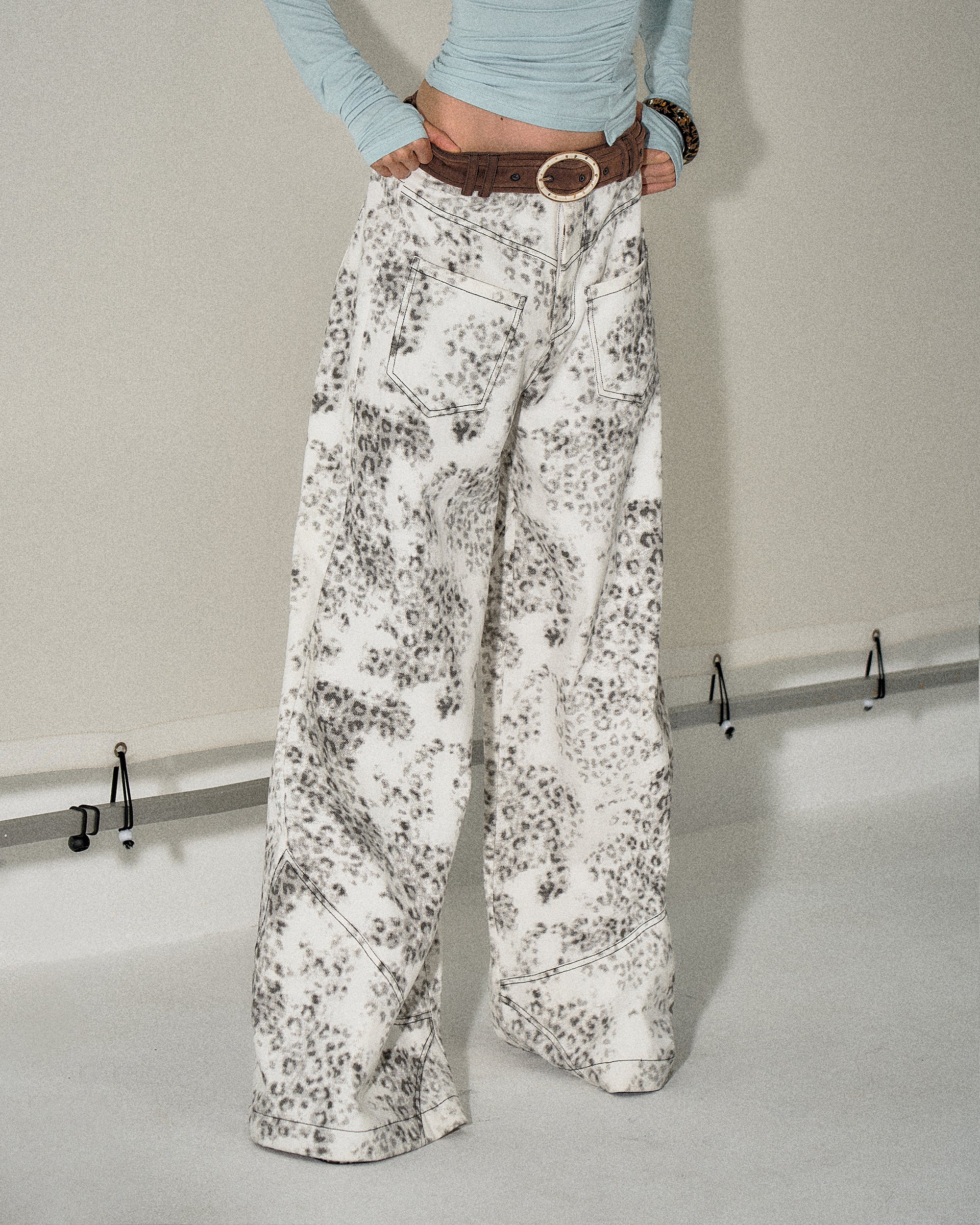 THE NEVERMORE Contrast-Waist Leopard Paneled Wide-Leg Jeans