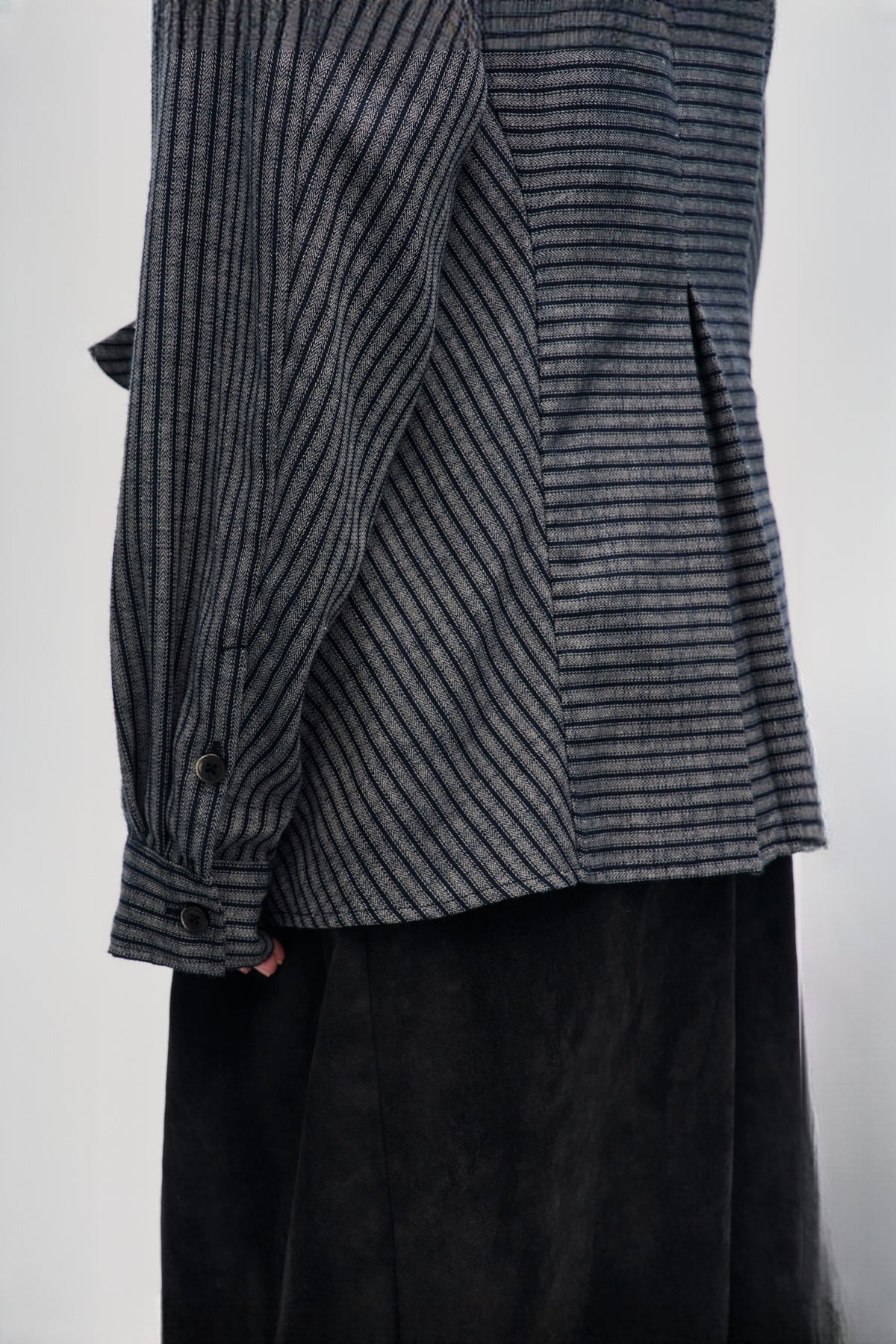 ILNya Nieternite Nifutur Striped Stand-Collar Long-Sleeve Shirt — half body