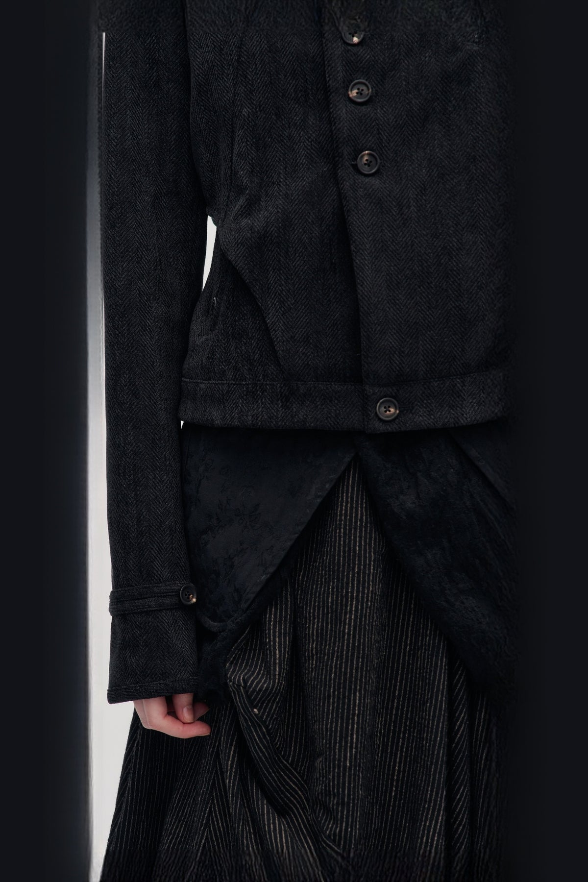 ILNya Nieternite Nifutur Napoleon Collar Slim Short Jacket — half body