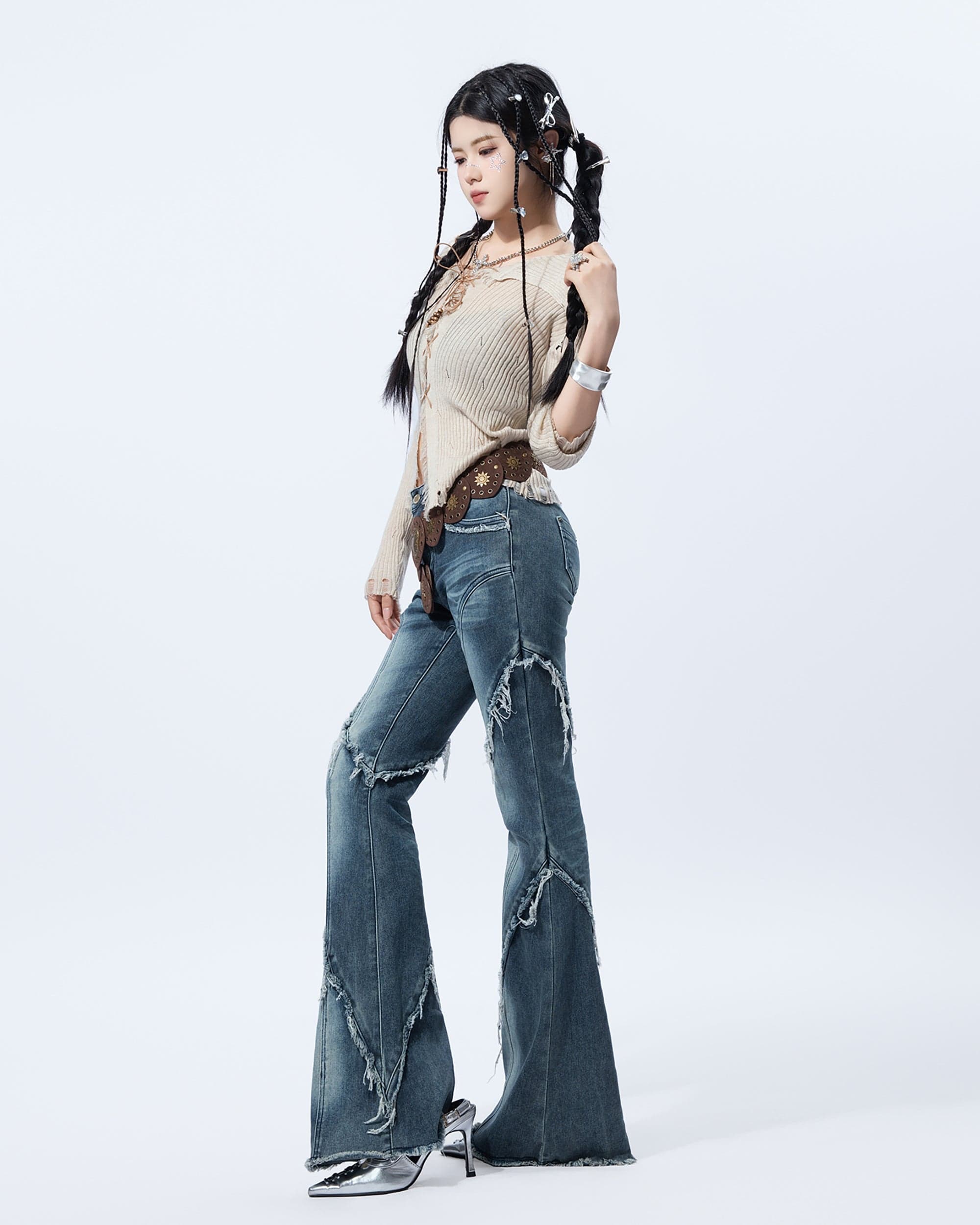 MOGONGSHE Frayed Diagonal-Spliced Flared Jeans