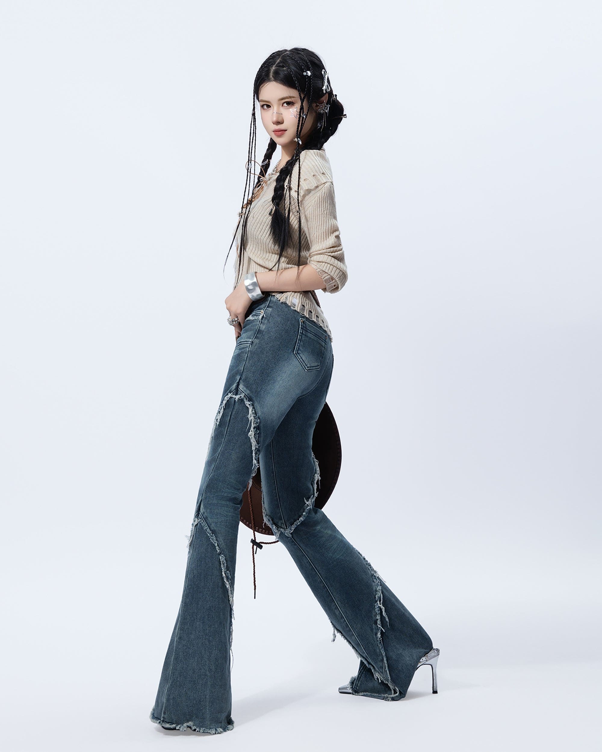 MOGONGSHE Frayed Diagonal-Spliced Flared Jeans