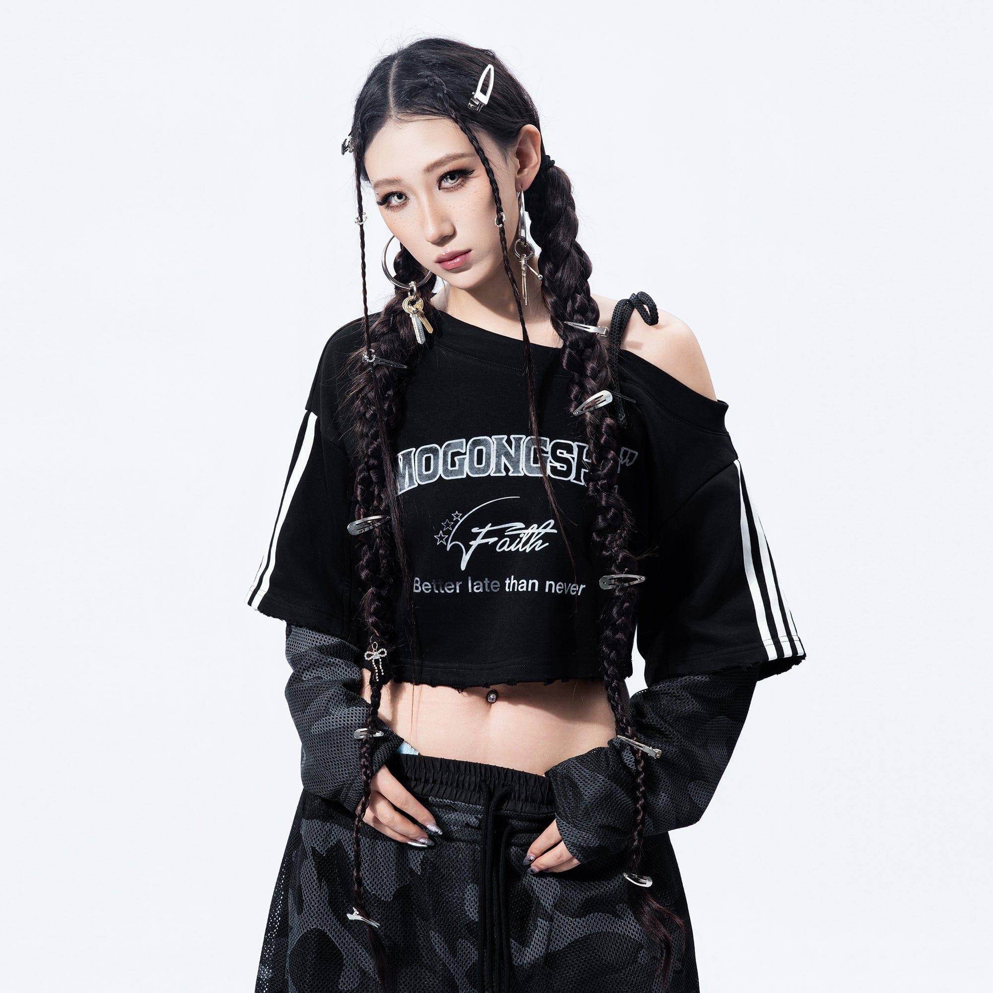 MOGONGSHE Camo Paneled Off-Shoulder Cropped Jersey