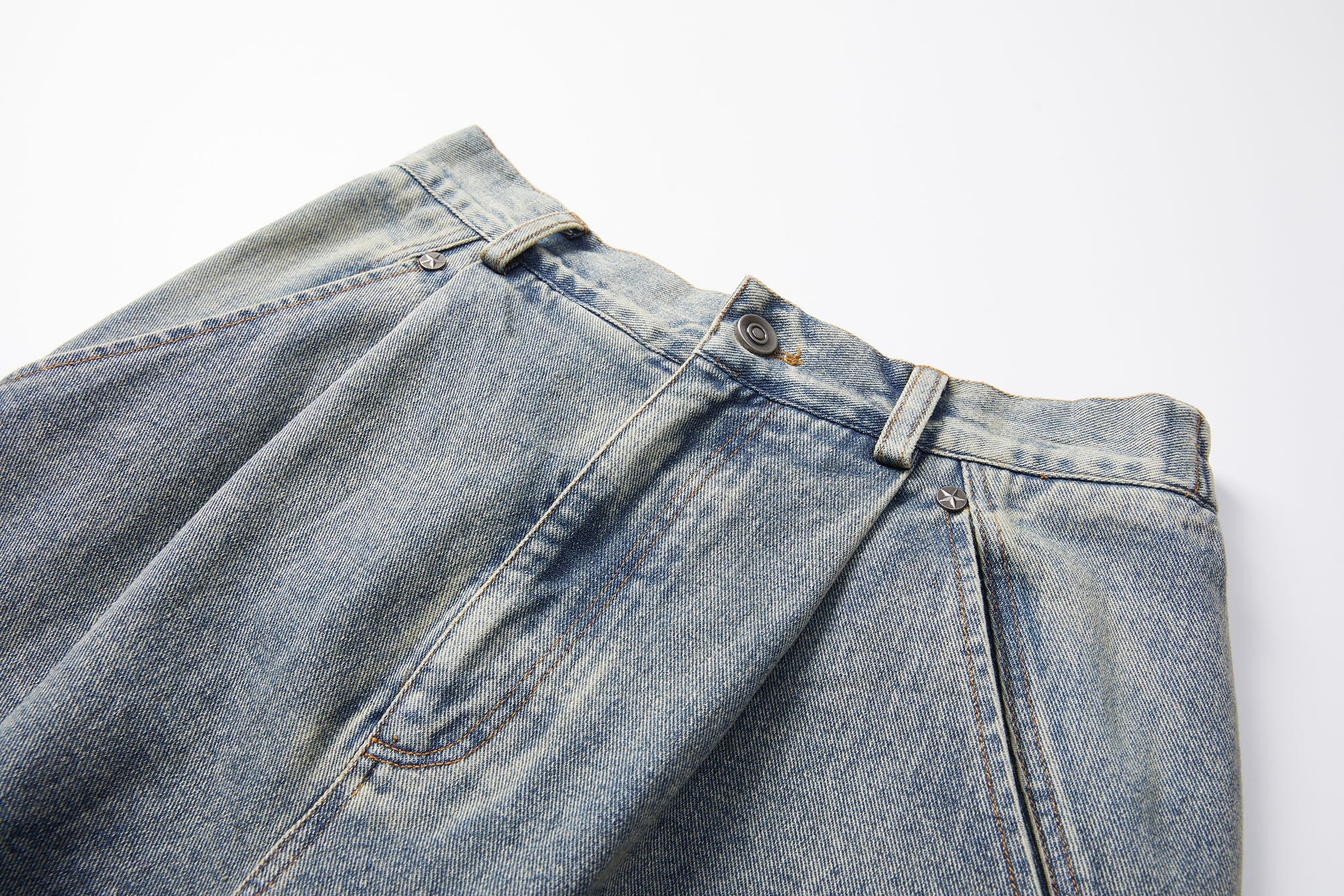 ERROR CODE ROBOT Washed Curved Pleated- Knee Jeans