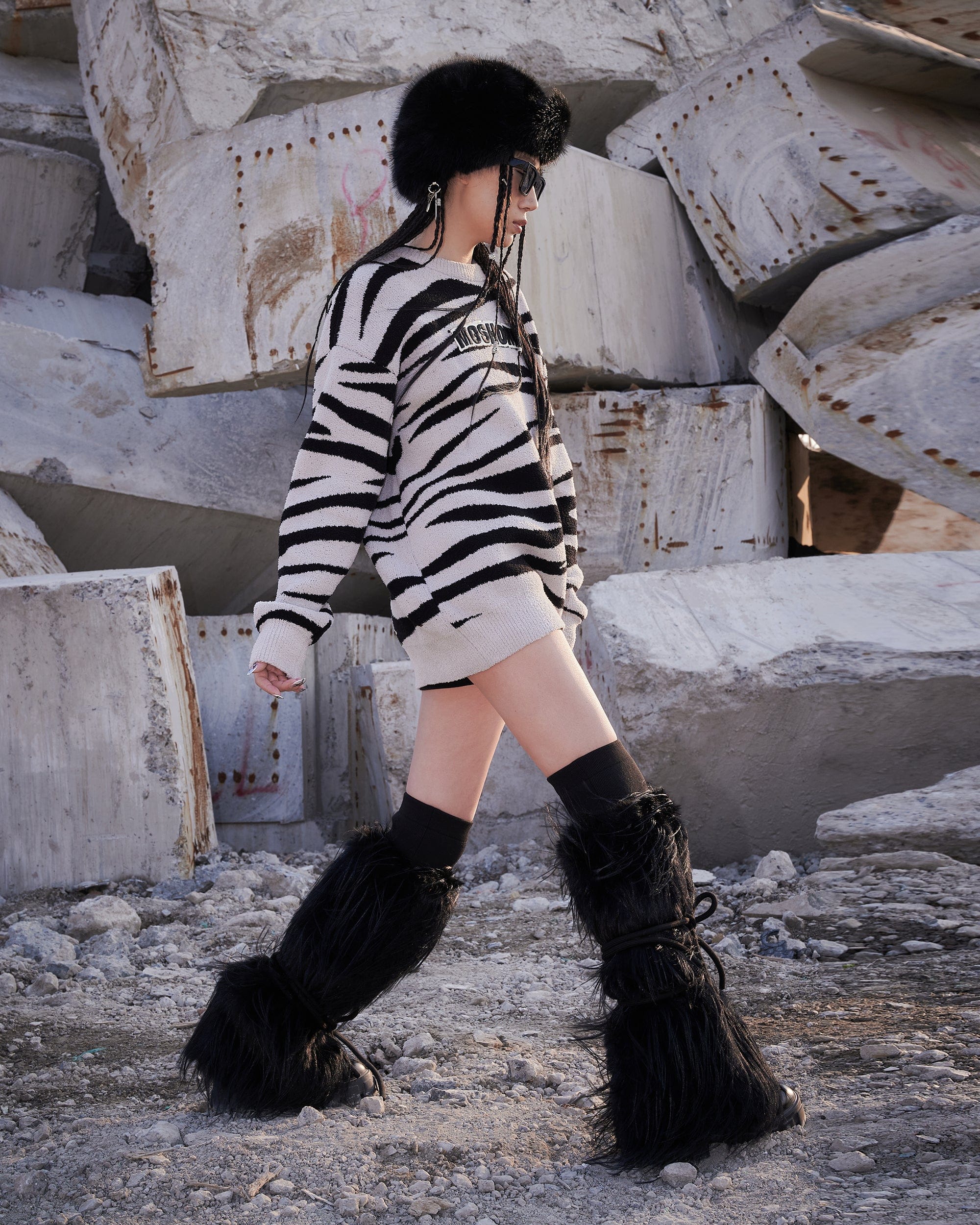 MOGONGSHE Zebra Jacquard LOGO Patch Sweater