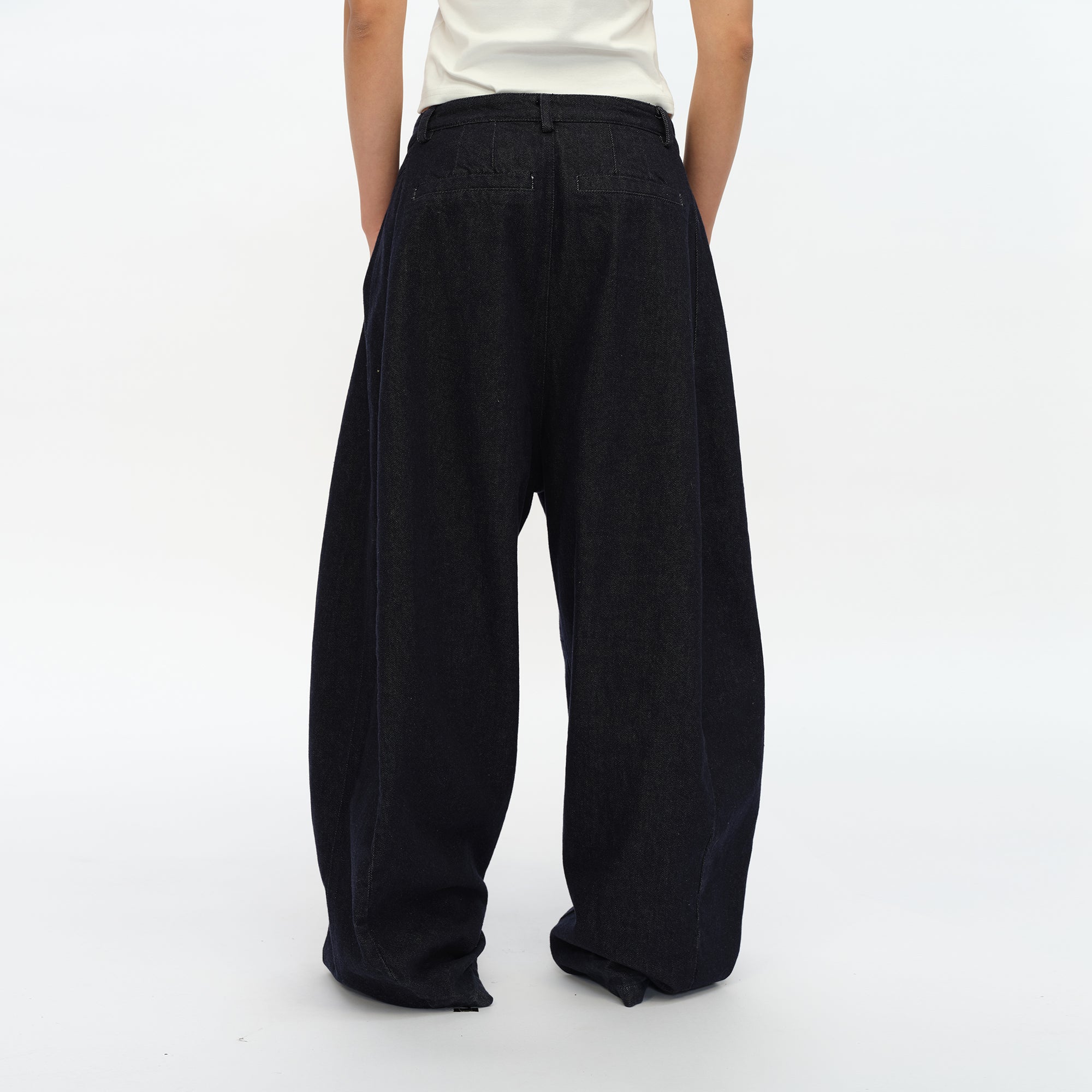 OINIMI Essential Barrel-Leg Raw Jeans