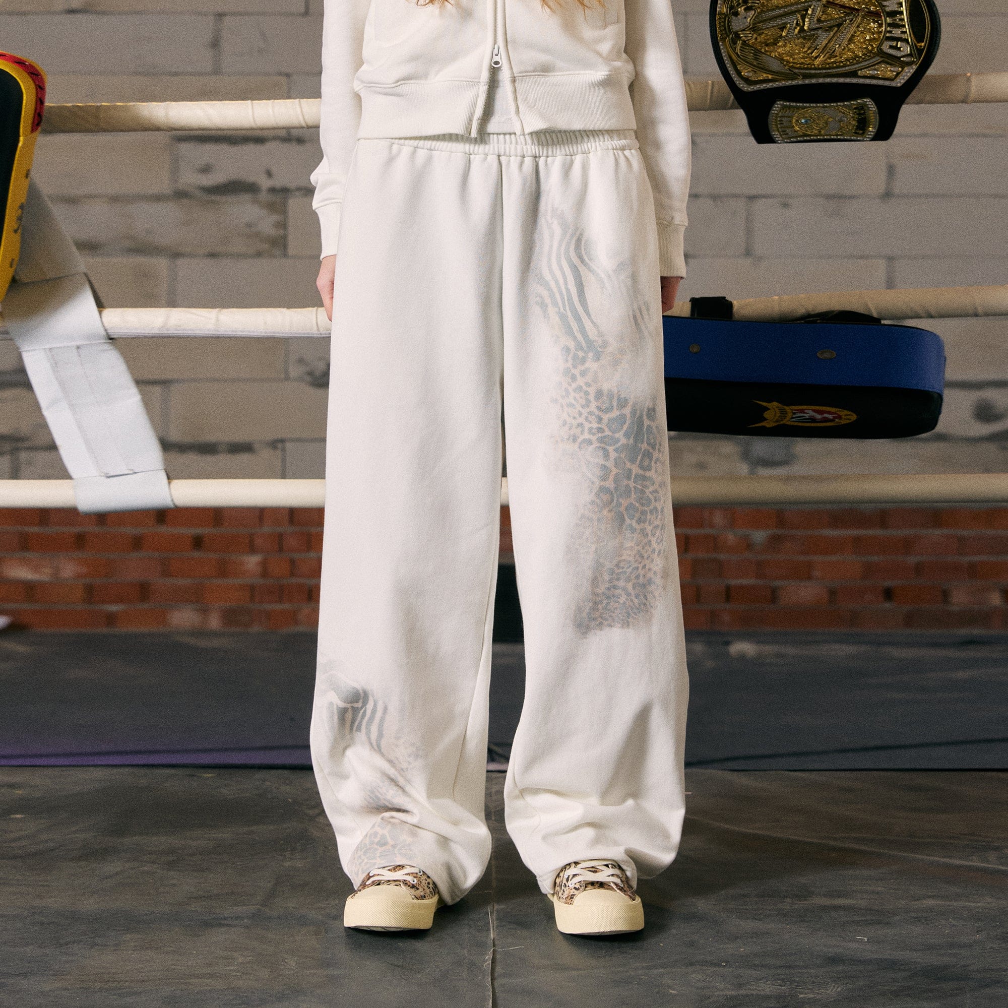 DONSMOKE Zebra Full-Print Straight-Leg Sweatpants