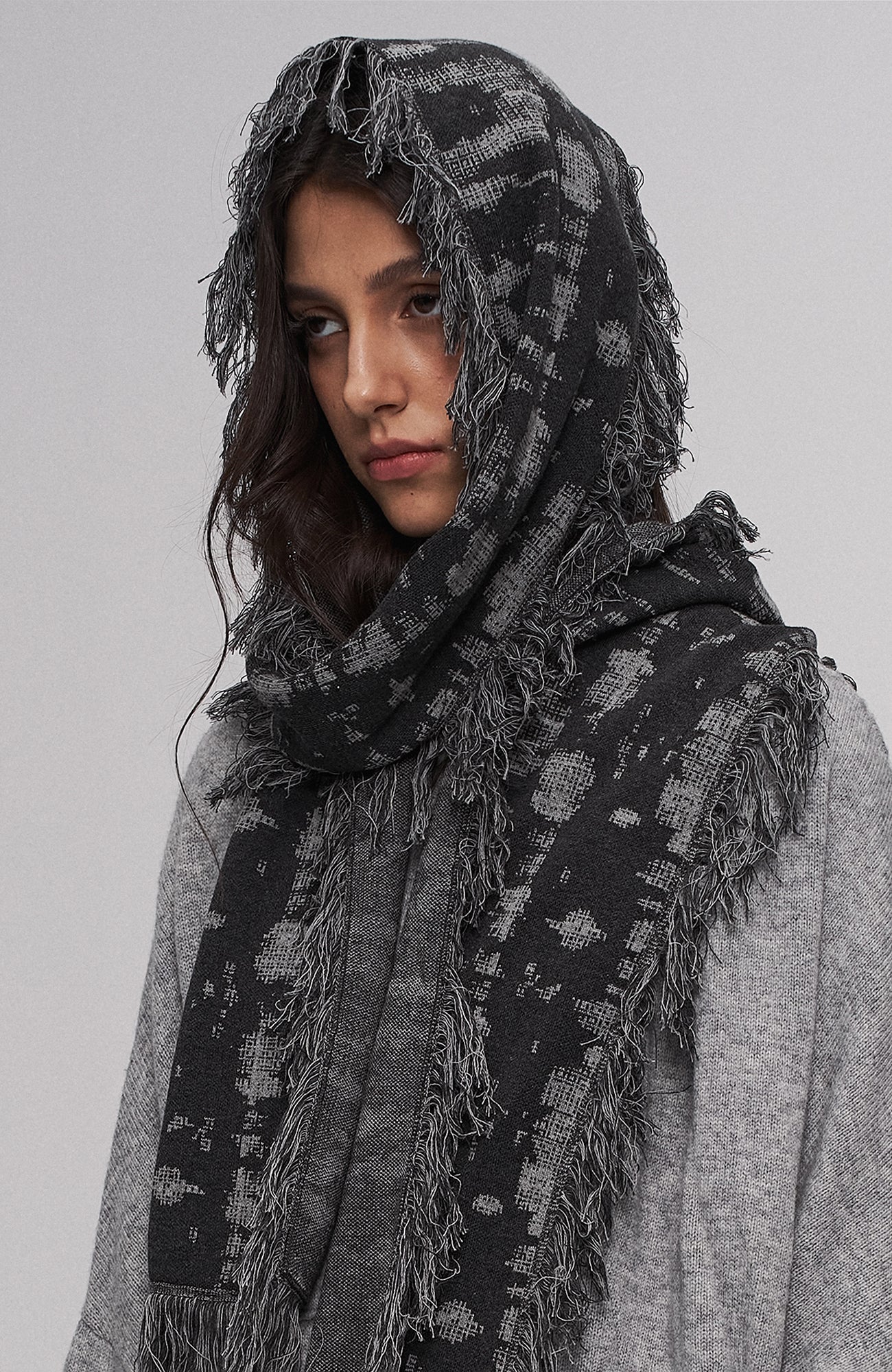 ILNya Nieternite Nifutur Fringed Abstract Jacquard Scarf