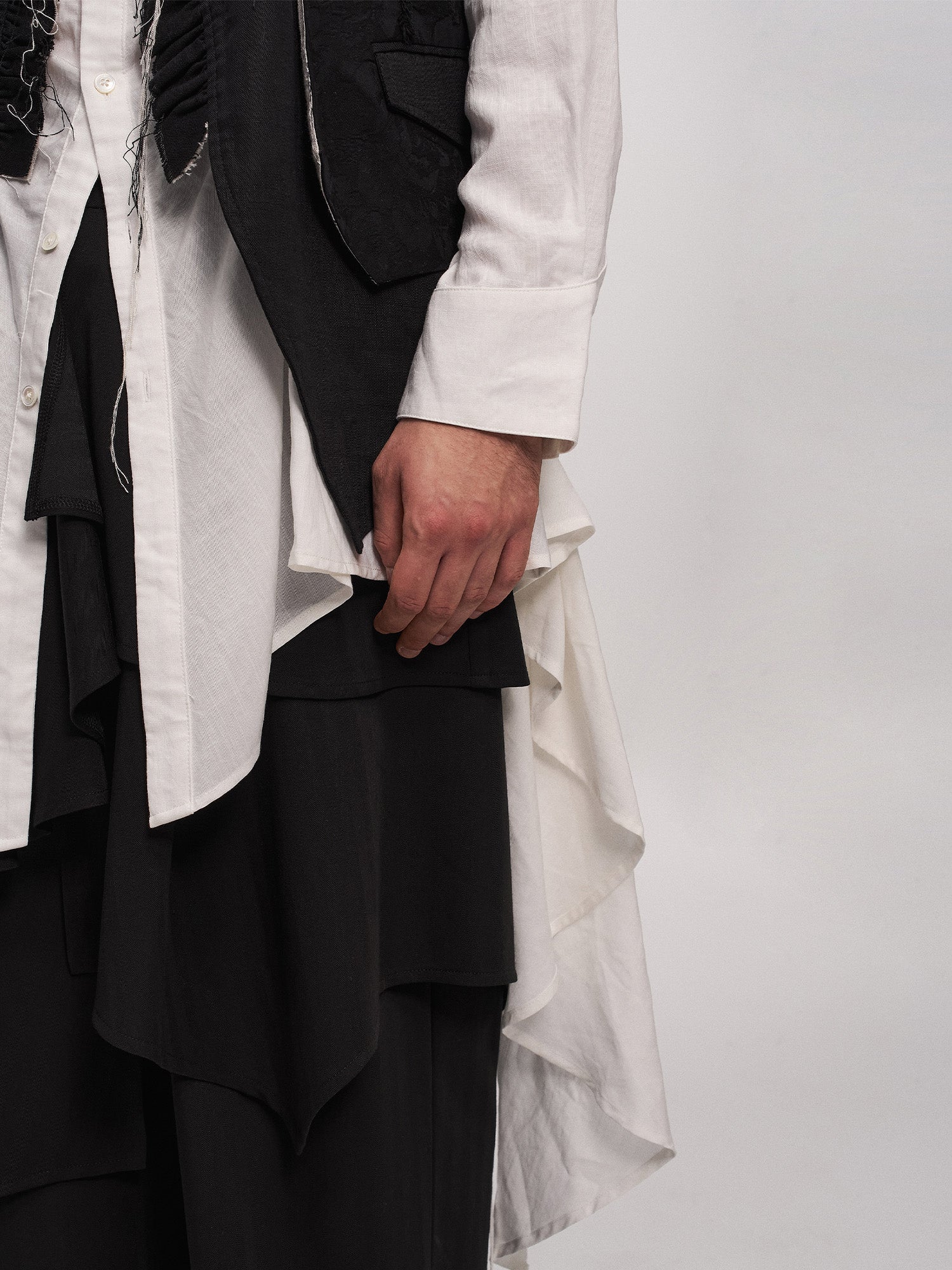 ILNya Nieternite Nifutur Distressed Frayed Petal-Collar Vest