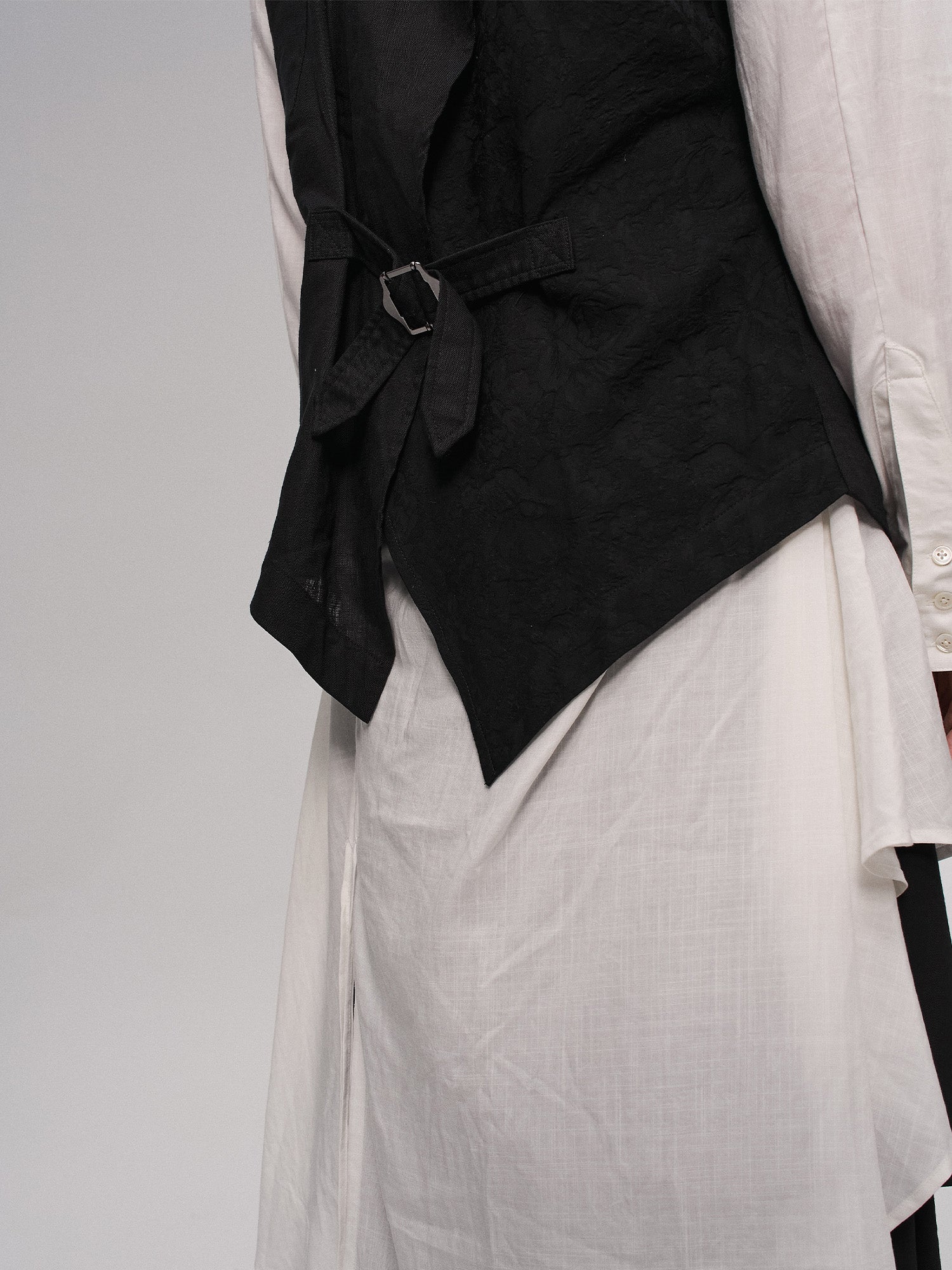 ILNya Nieternite Nifutur Distressed Frayed Petal-Collar Vest