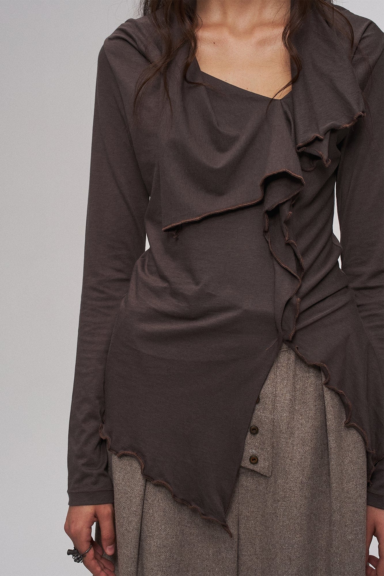 ILNya Nieternite Nifutur Asymmetrical Ruffle Edge Long Sleeve Tee Brown