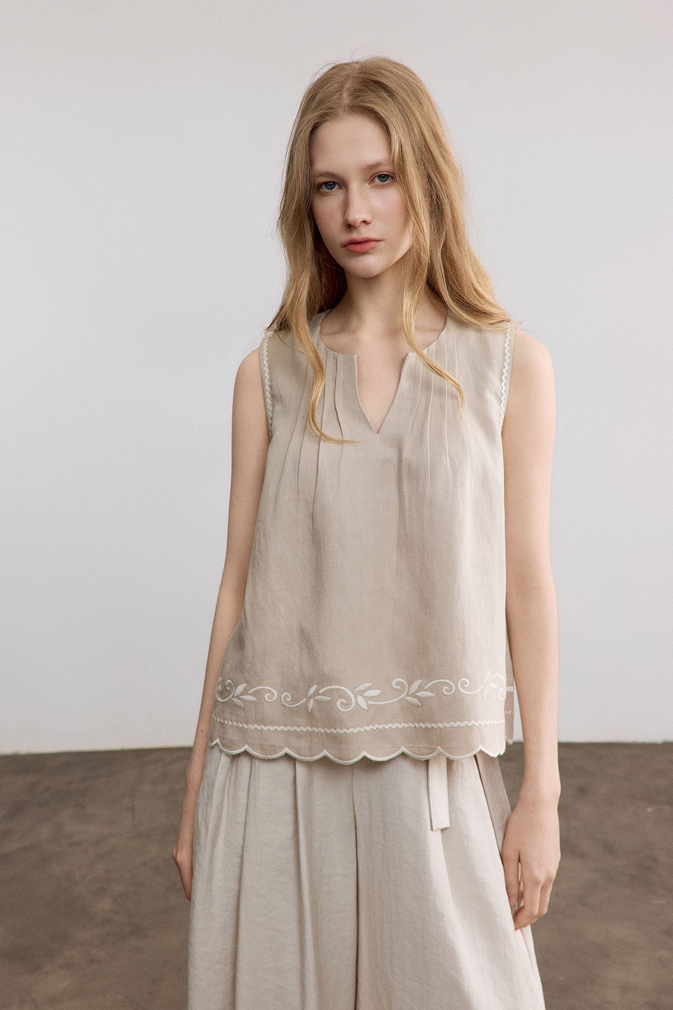 SAME FLOW Scalloped Hem Embroidered Vest