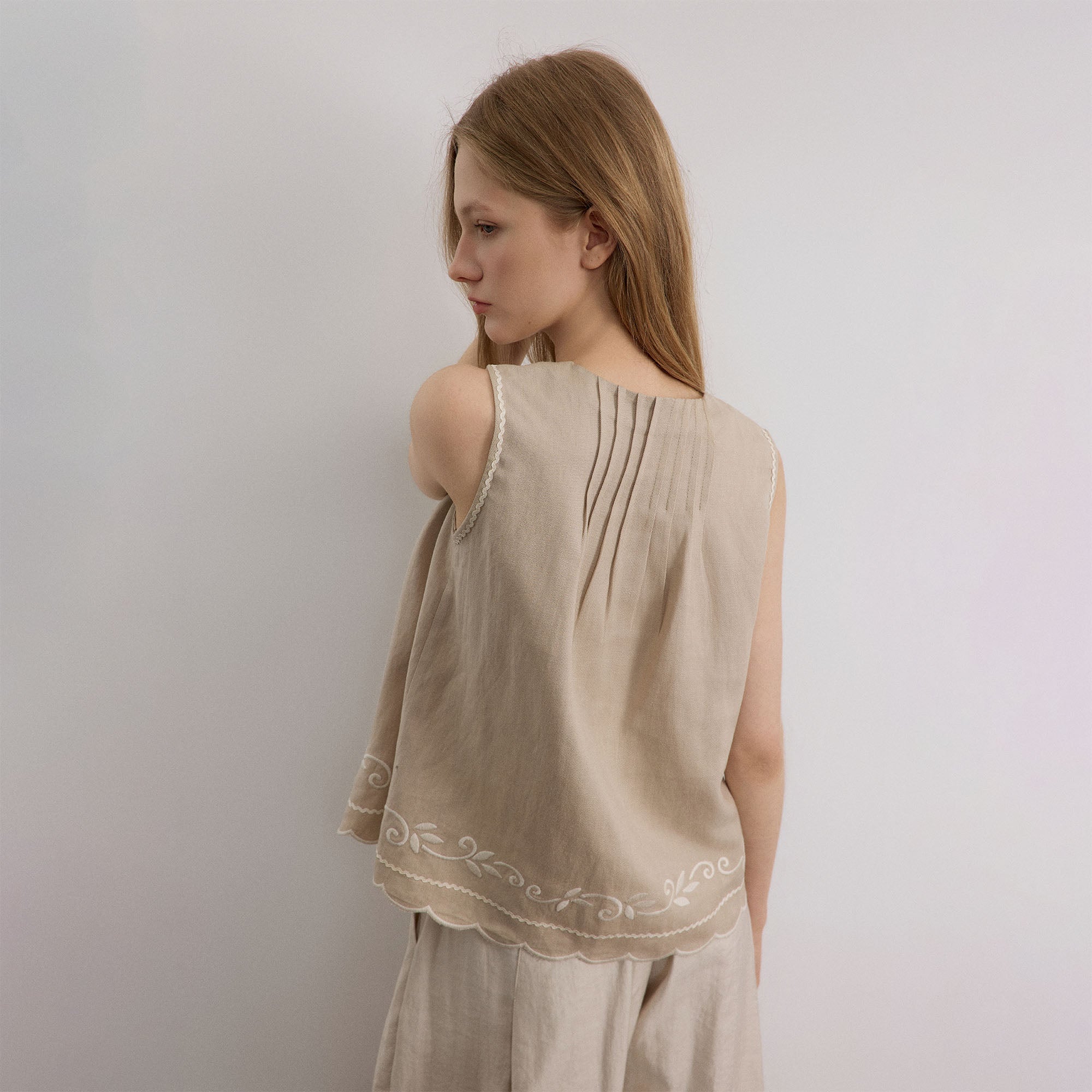 SAME FLOW Scalloped Hem Embroidered Vest