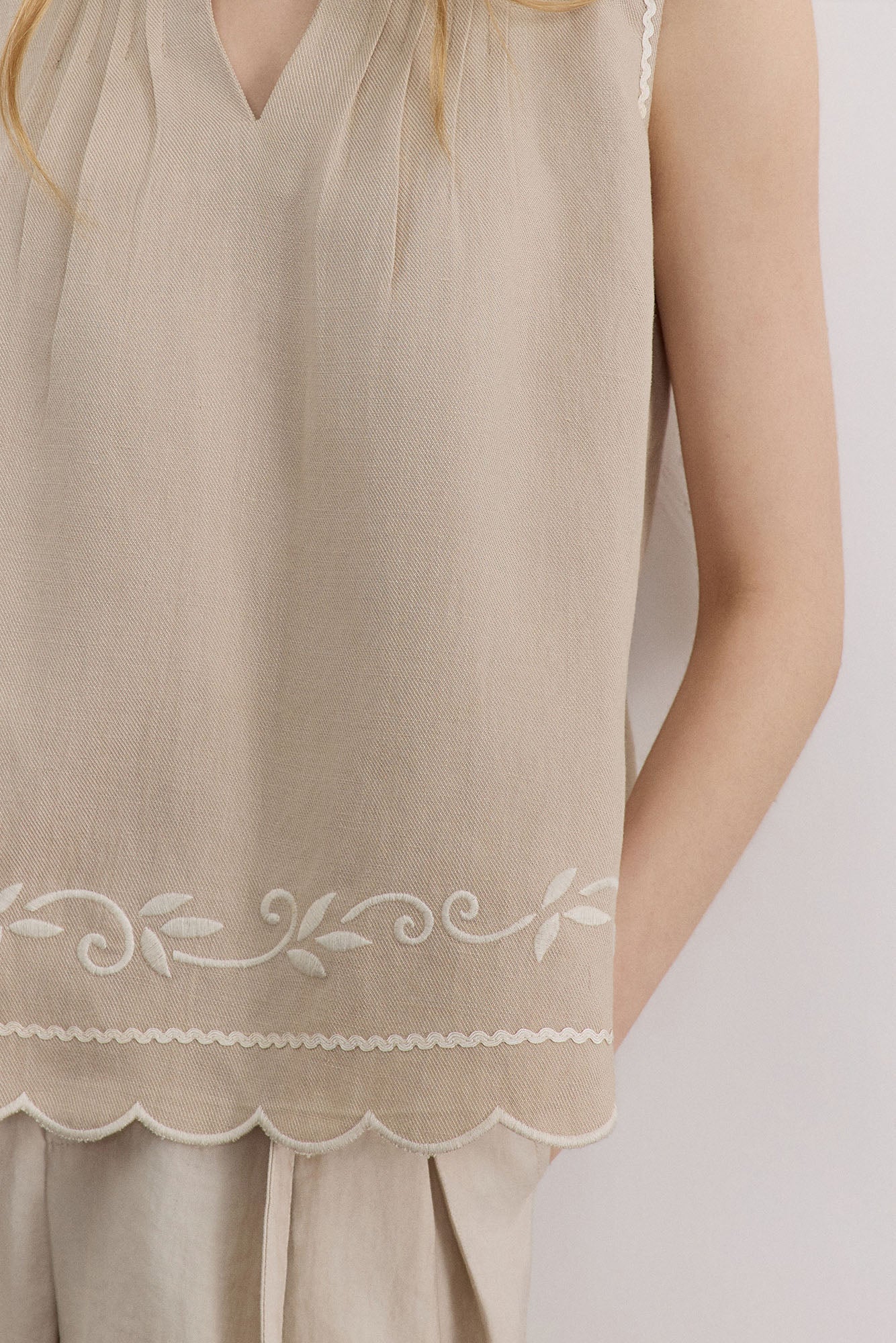 SAME FLOW Scalloped Hem Embroidered Vest