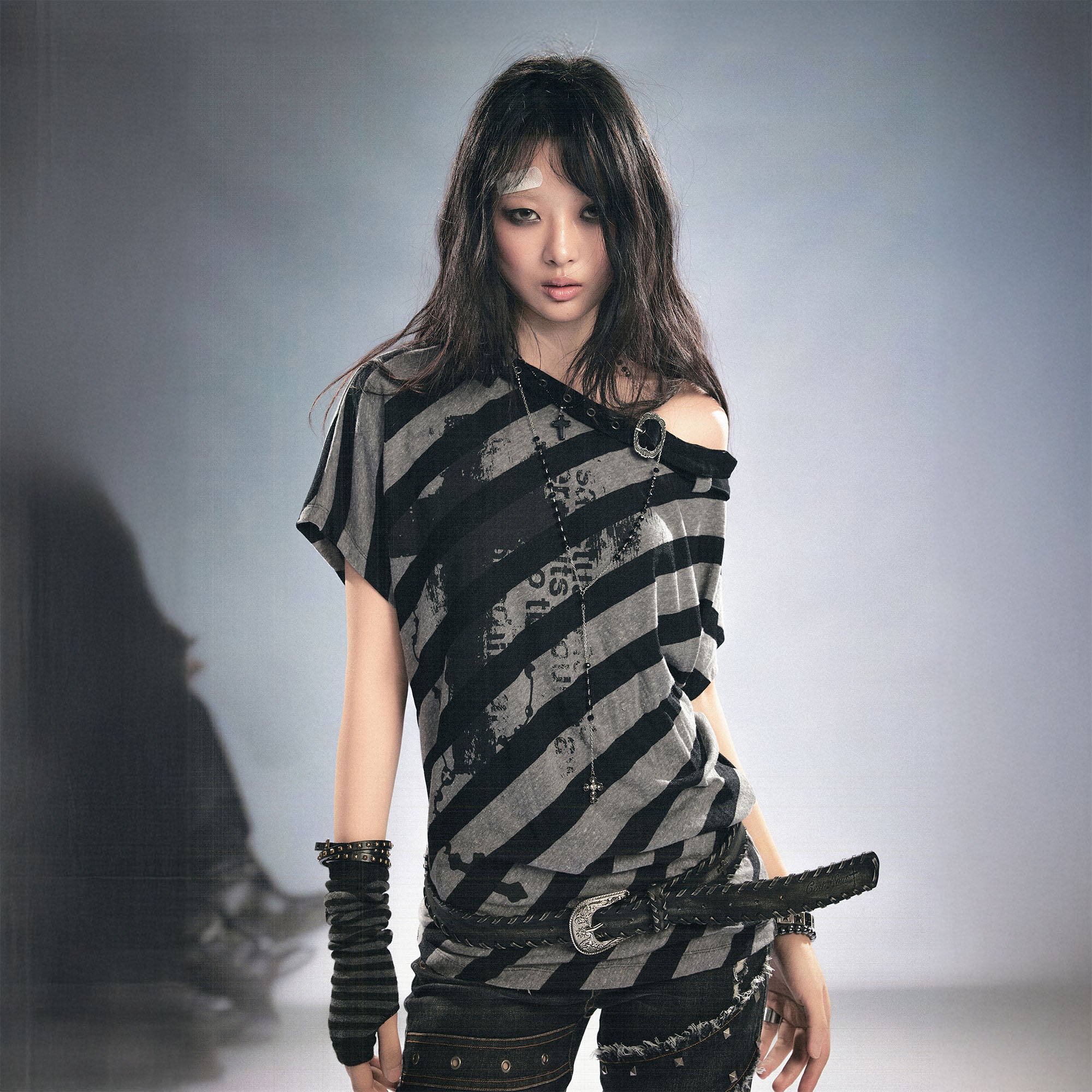 CESTNOUS Asymmetrical Off-Shoulder Stripe Tee