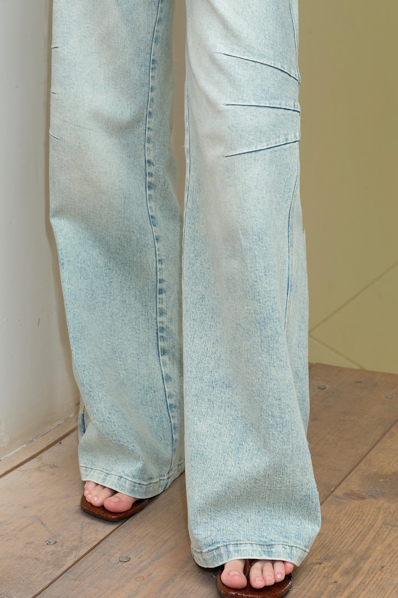 THE NEVERMORE Contrast Waistband Wide-Leg Jeans