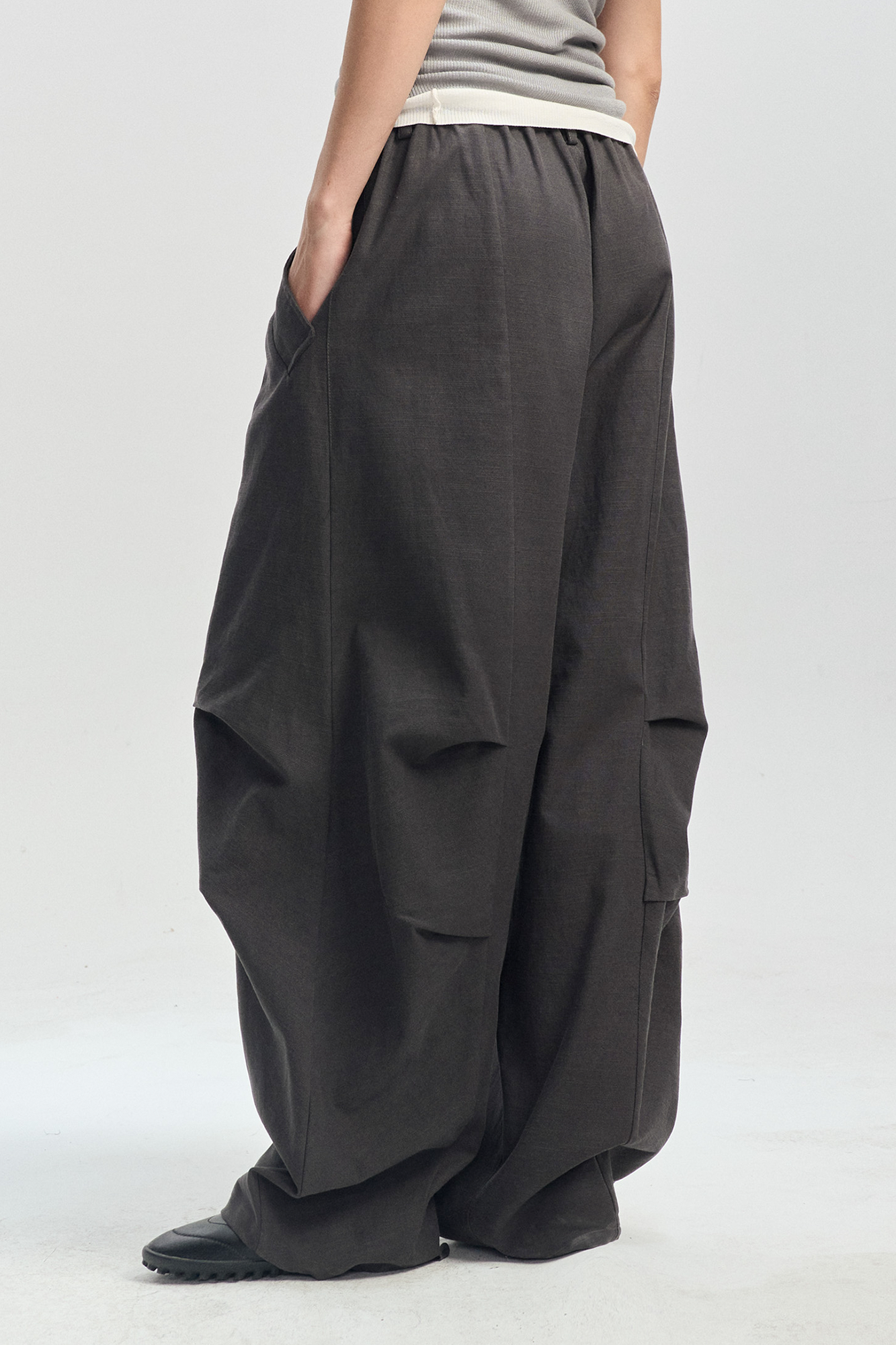 LEONSENSE Modern Curved Paneled Tencel-Cotton Pants