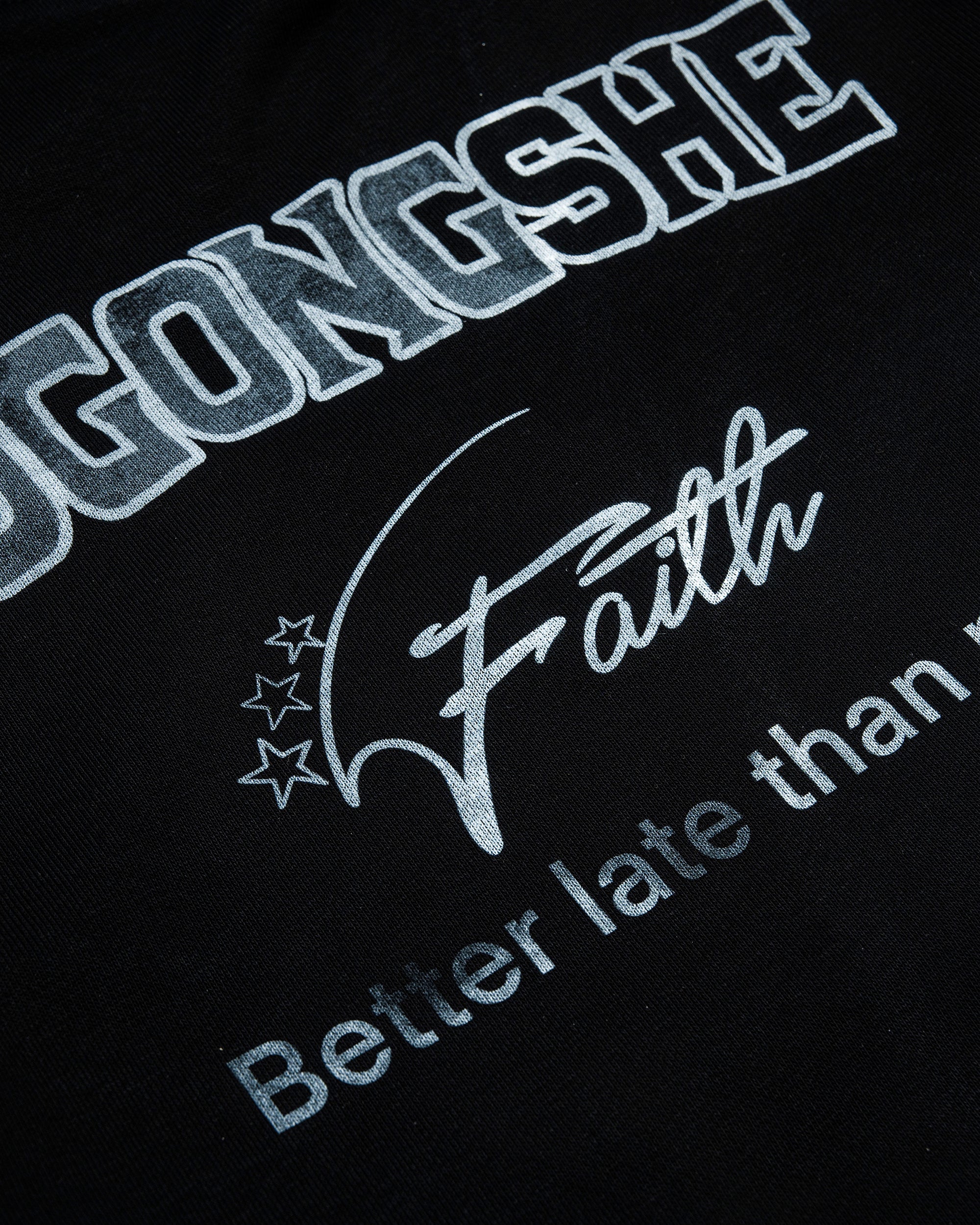 MOGONGSHE Camo Paneled Off-Shoulder Cropped Jersey