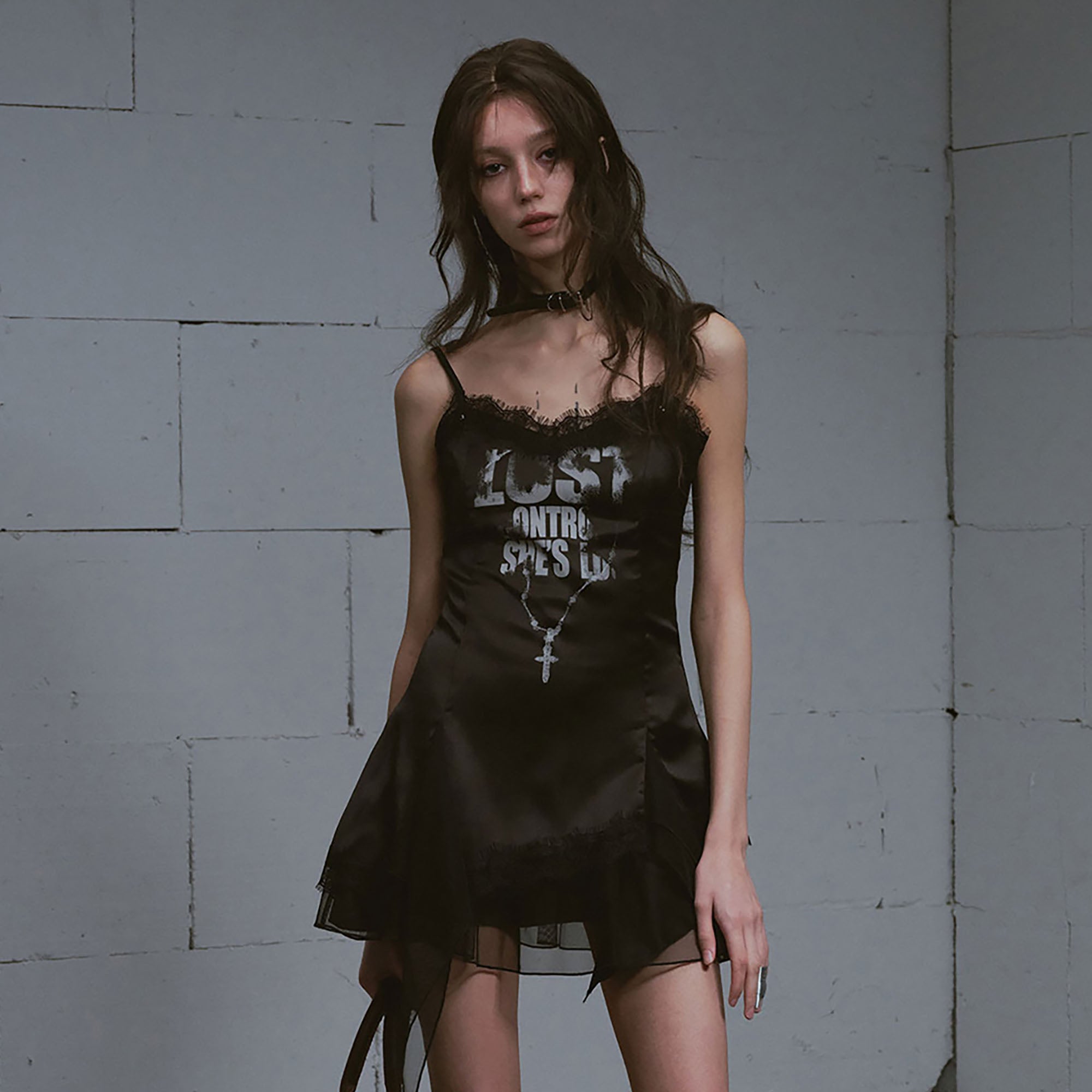 CESTNOUS Asymmetrical Lace Trim Graphic Slip Dress