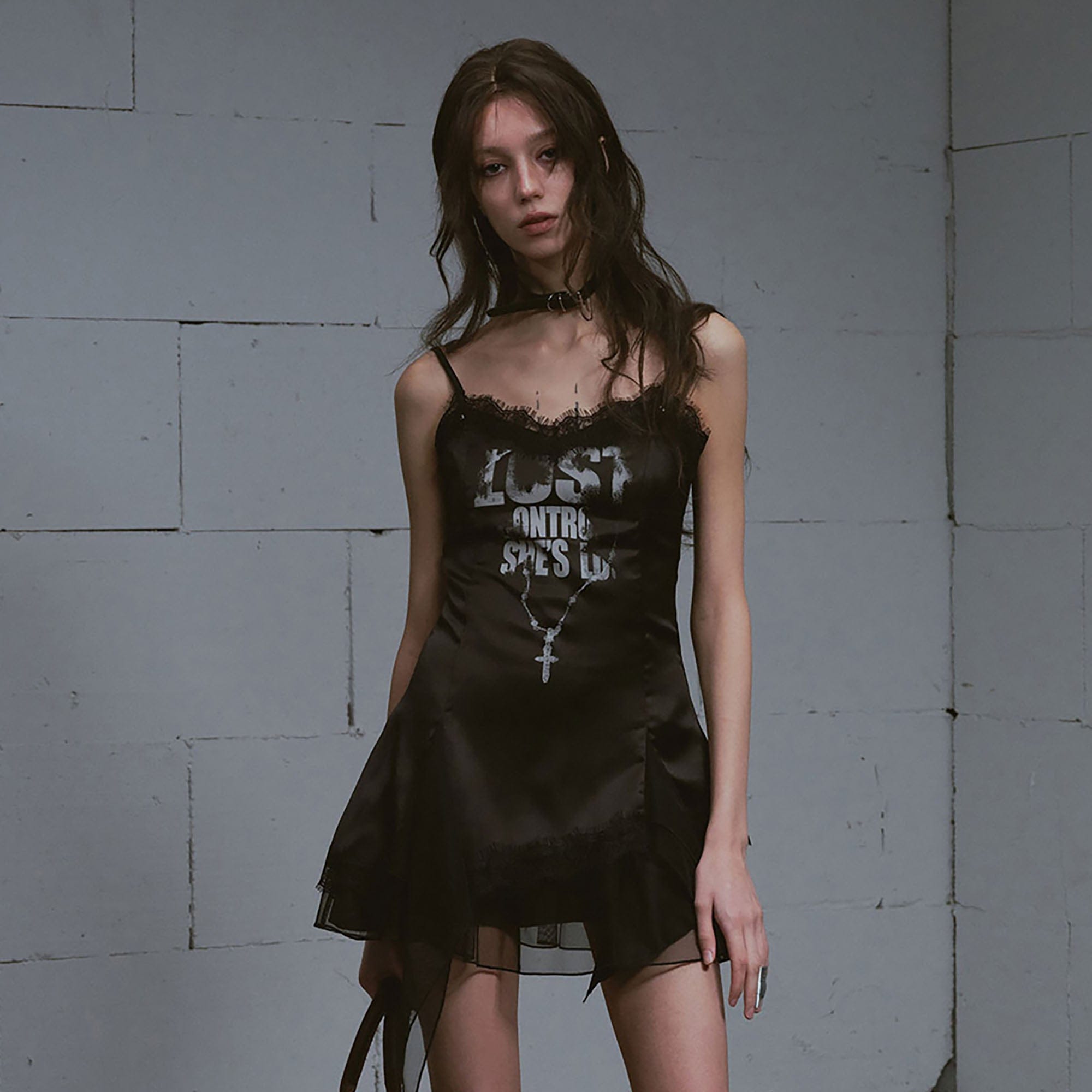 CESTNOUS Asymmetrical Lace Trim Graphic Slip Dress