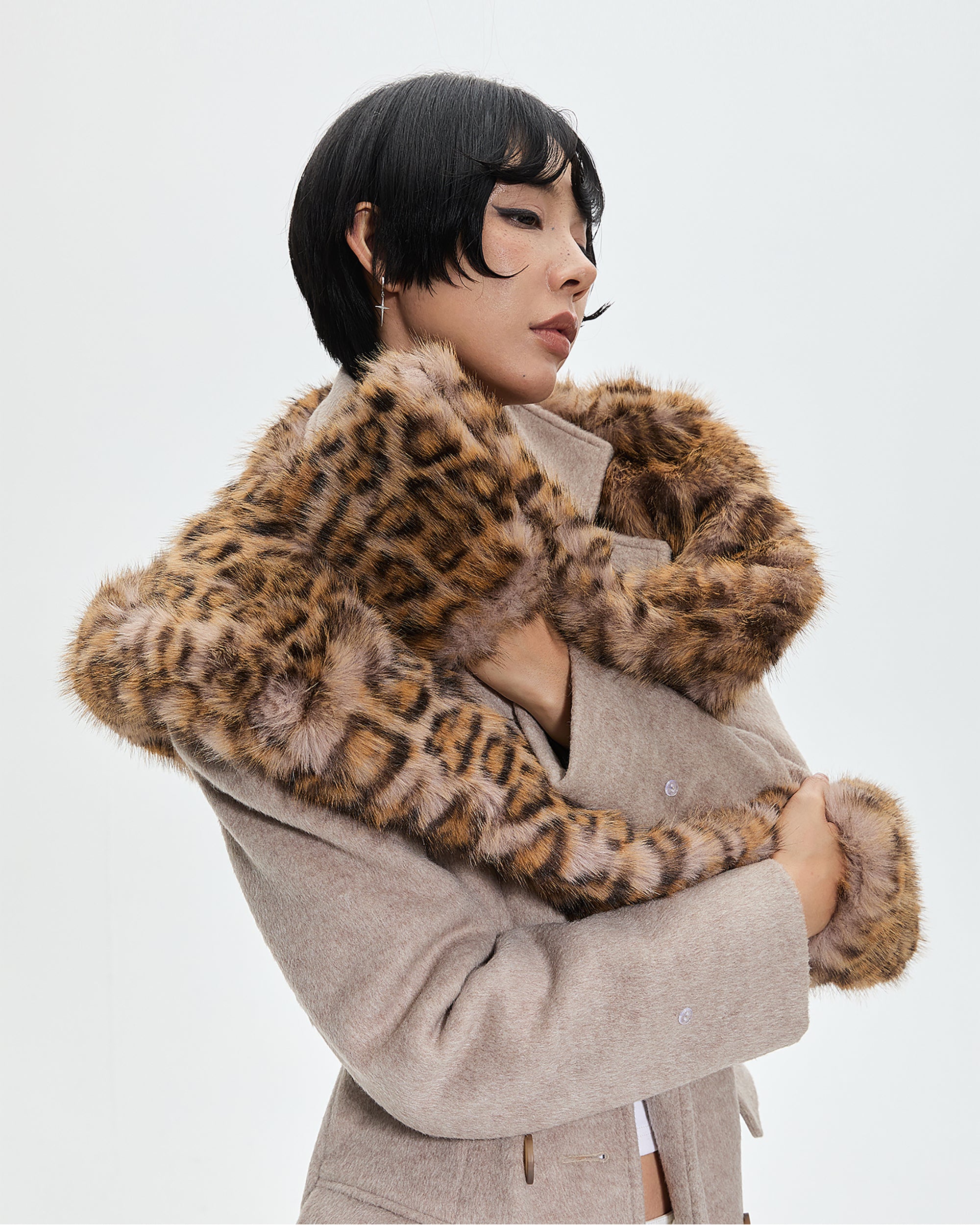 AE30 SAINT Leopard Faux Fur Pockets Shawl