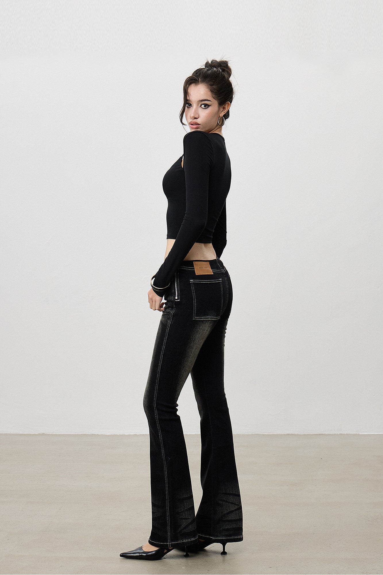 AE30 SAINT Strappy Cut-Out Shoulder Cropped Top