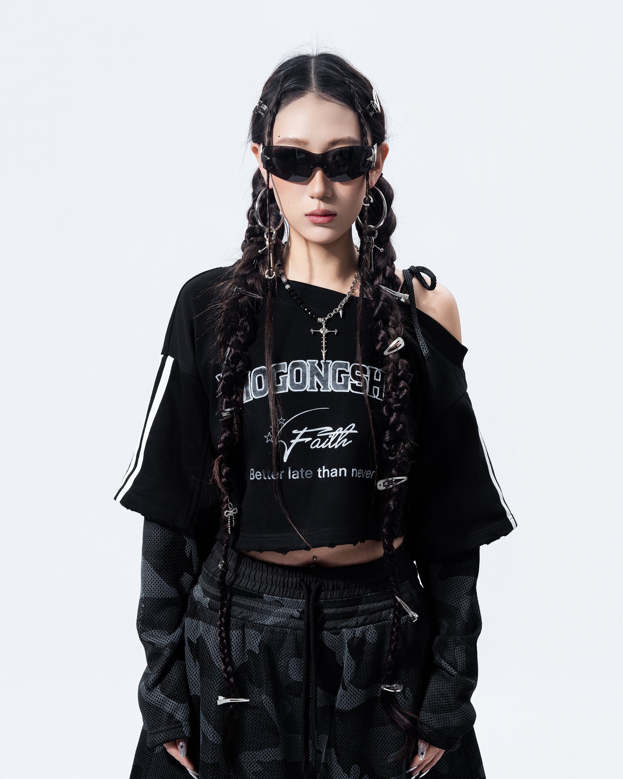 MOGONGSHE Camo Paneled Off-Shoulder Cropped Jersey