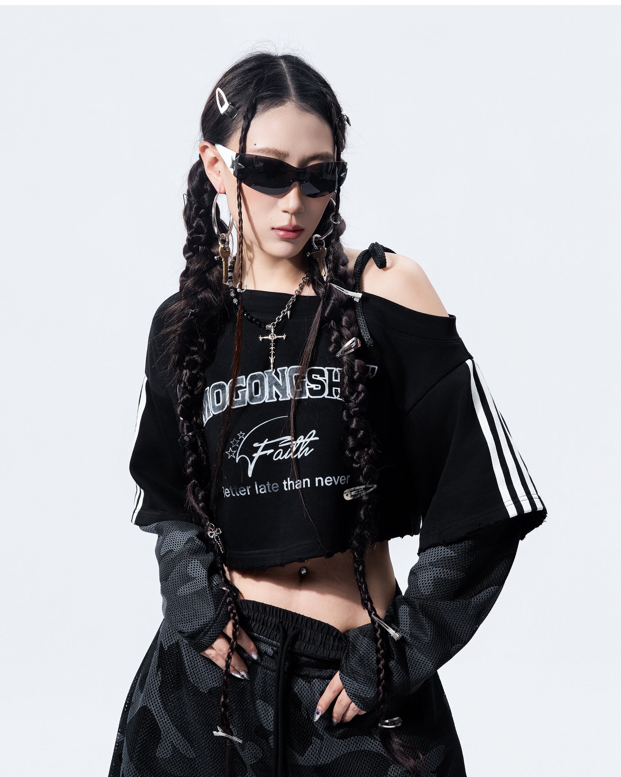 MOGONGSHE Camo Paneled Off-Shoulder Cropped Jersey