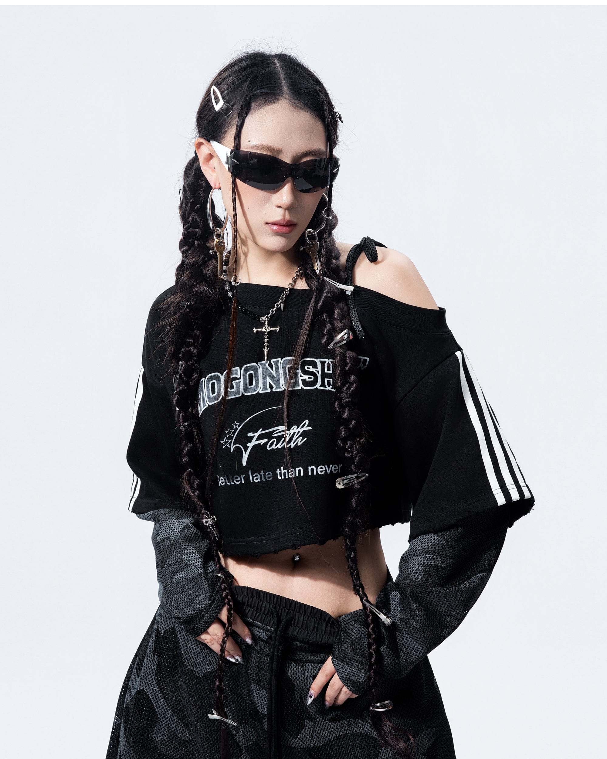 MOGONGSHE Camo Paneled Off-Shoulder Cropped Jersey