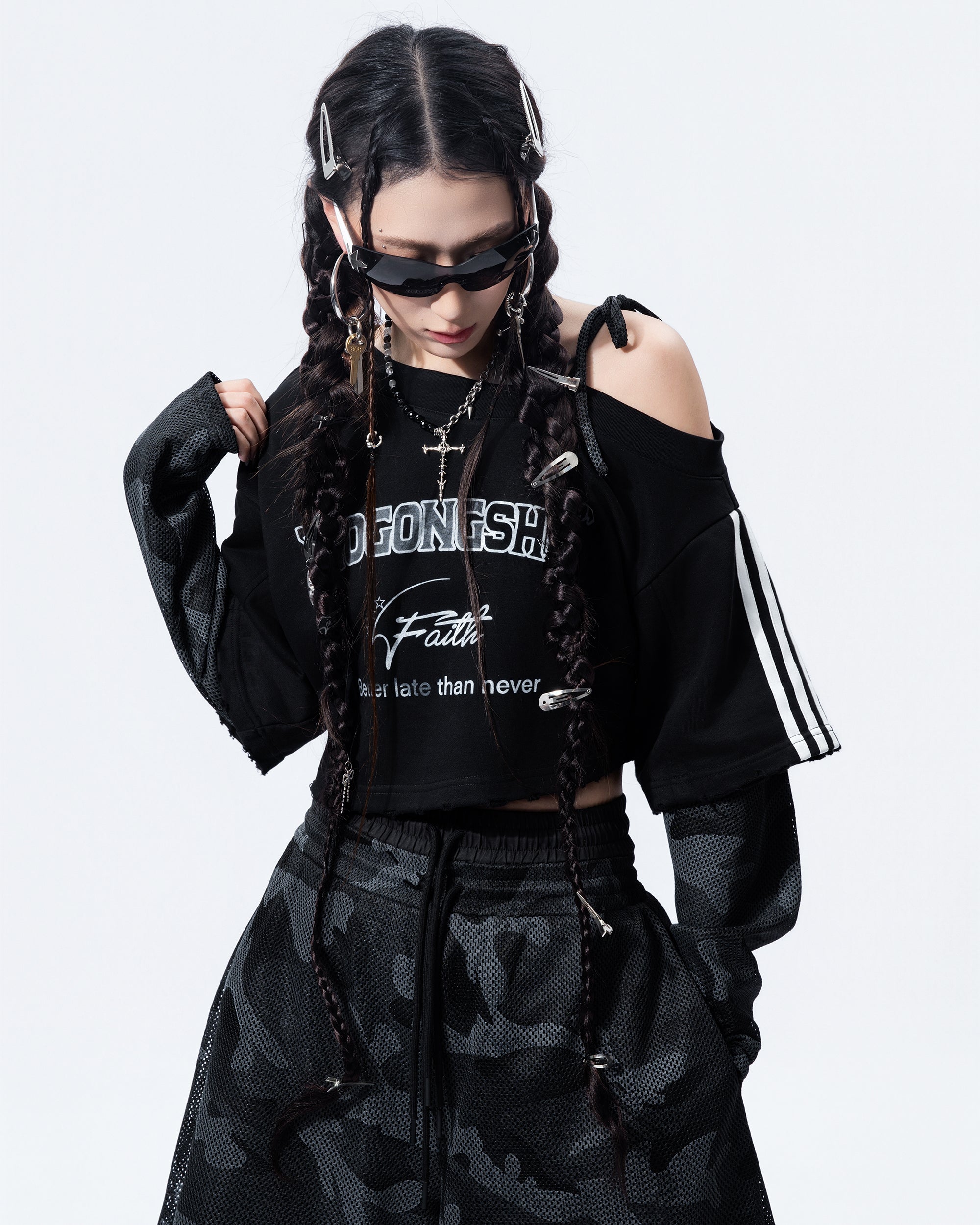 MOGONGSHE Camo Paneled Off-Shoulder Cropped Jersey