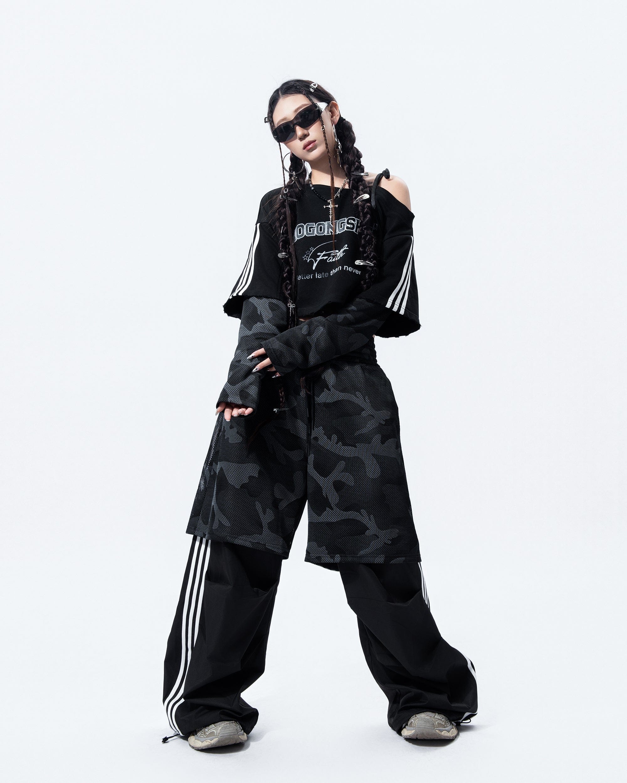 MOGONGSHE Camo Paneled Off-Shoulder Cropped Jersey