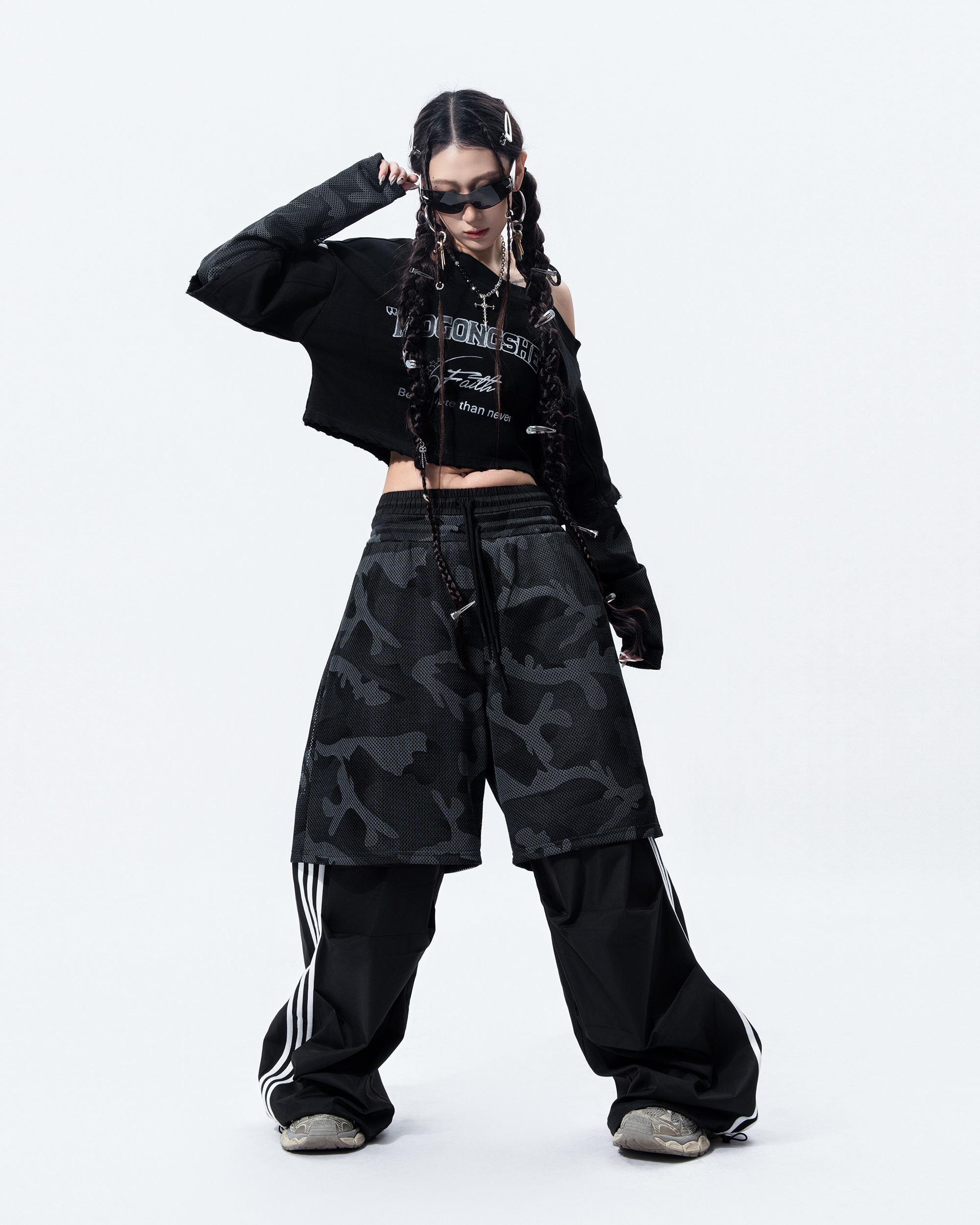 MOGONGSHE Camo Paneled Off-Shoulder Cropped Jersey