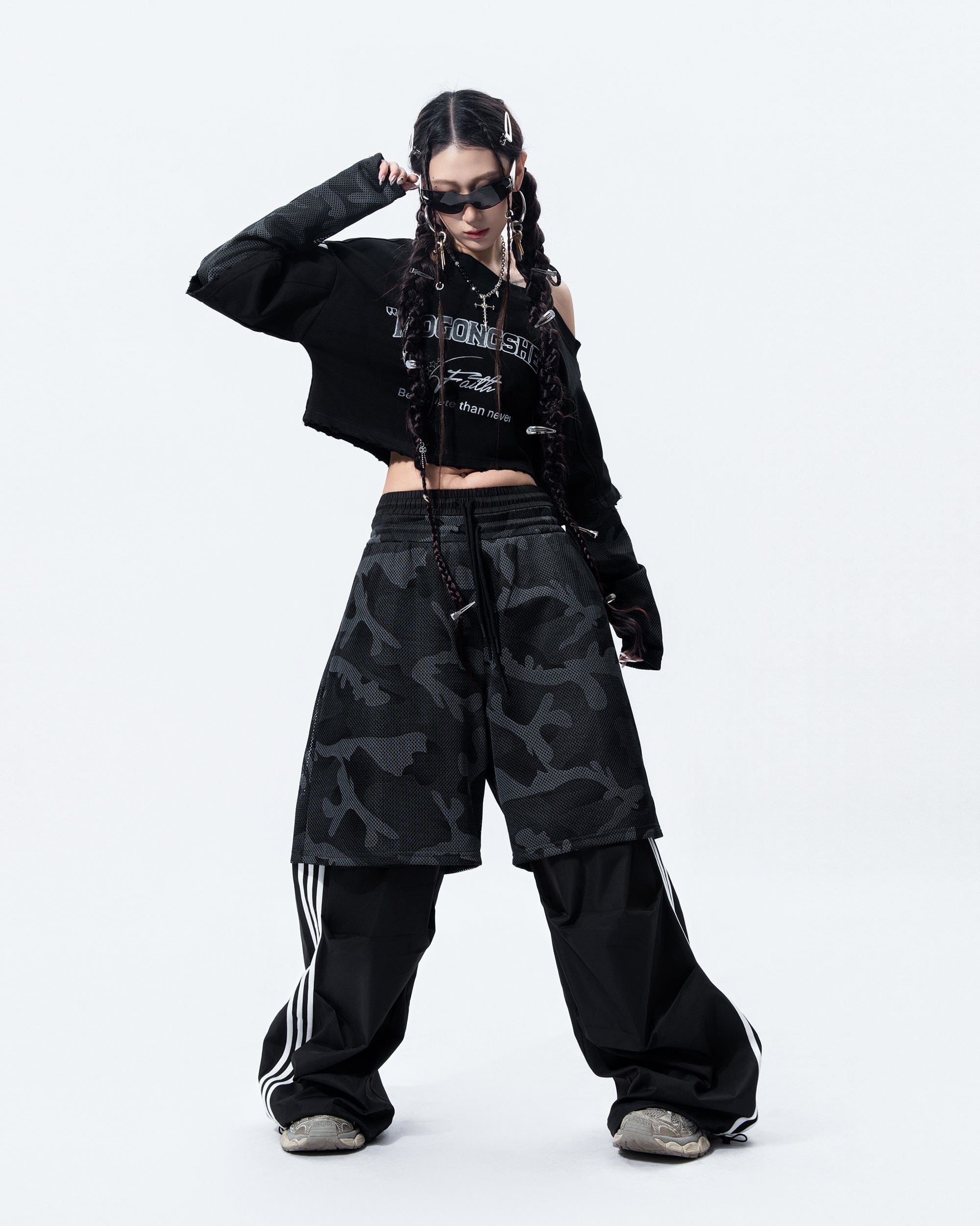 MOGONGSHE Camo Paneled Off-Shoulder Cropped Jersey