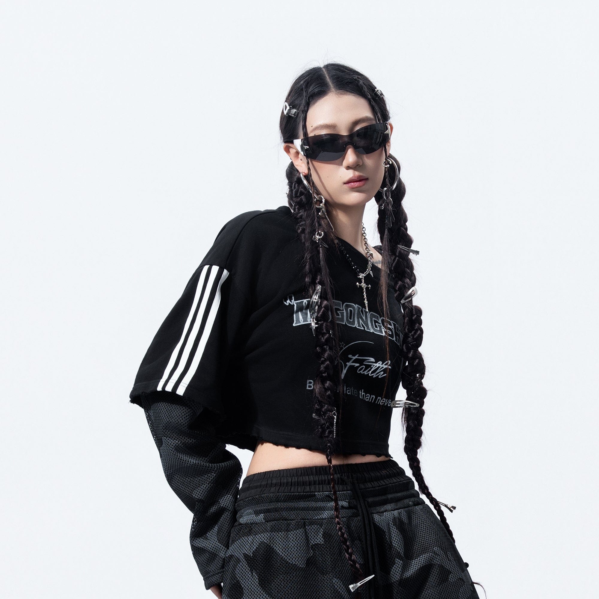 MOGONGSHE Camo Paneled Off-Shoulder Cropped Jersey