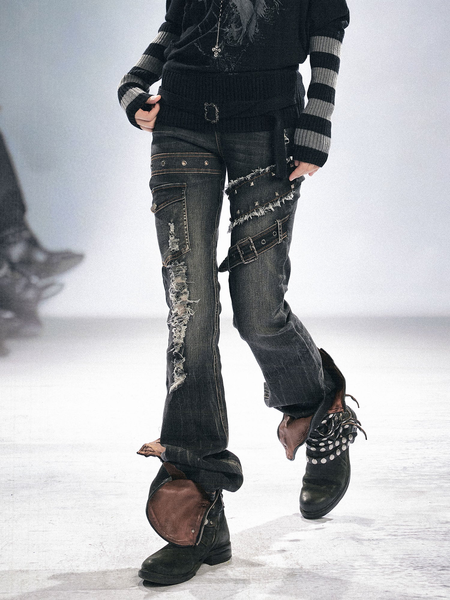 CESTNOUS Asymmetrical Frayed Distressed Jeans