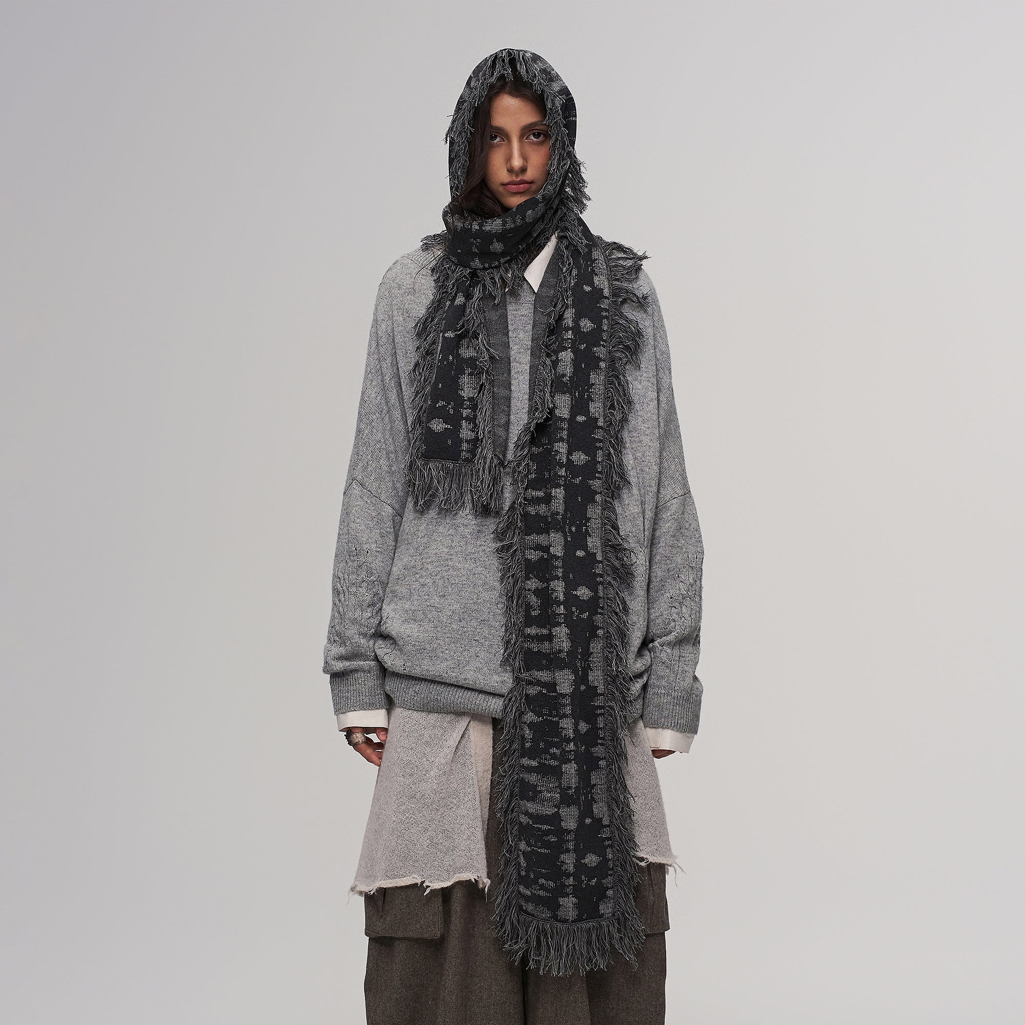 ILNya Nieternite Nifutur Fringed Abstract Jacquard Scarf